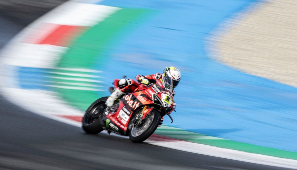 Álvaro Bautista ha ganado la carrera Superpole de Assen con una gran remontada