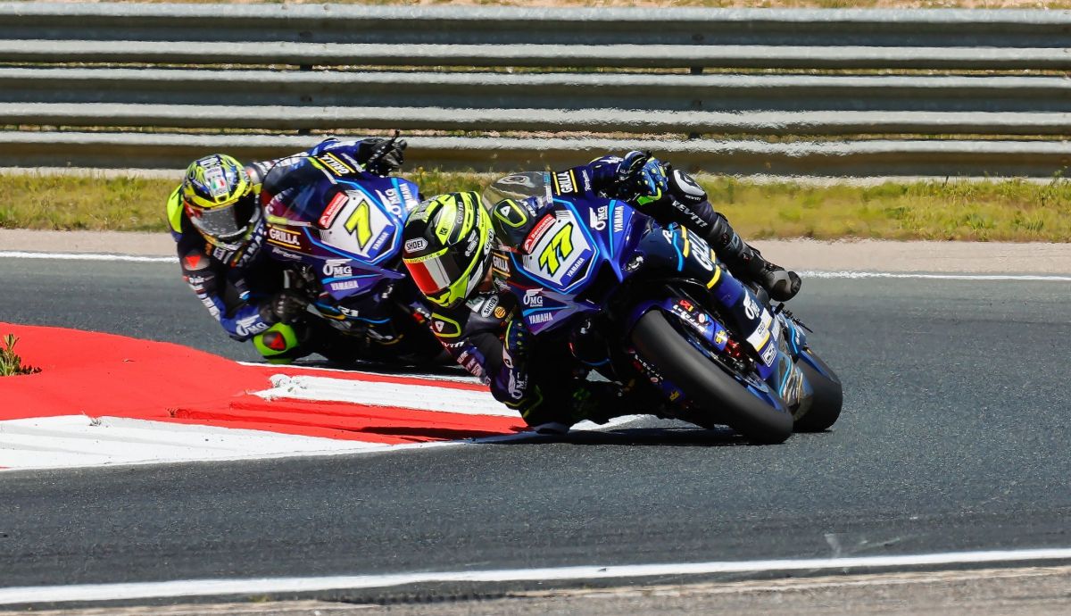 Ryan Vickers lidera delante de su compañero Kyle Ryde