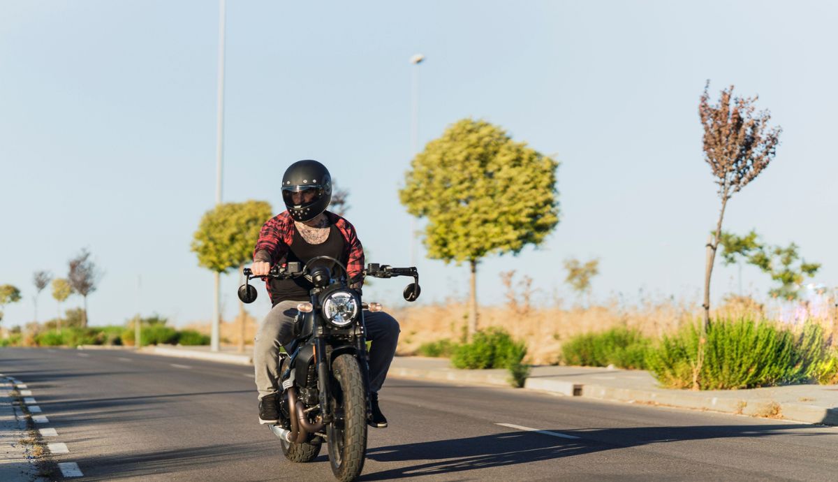 Conducir una moto en estado de baja
