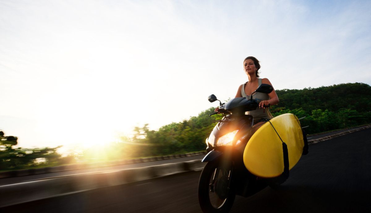 Se puede llevar una tabla de surf en la moto