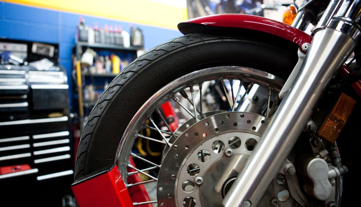 Marca de velocidad en los neumáticos de la moto