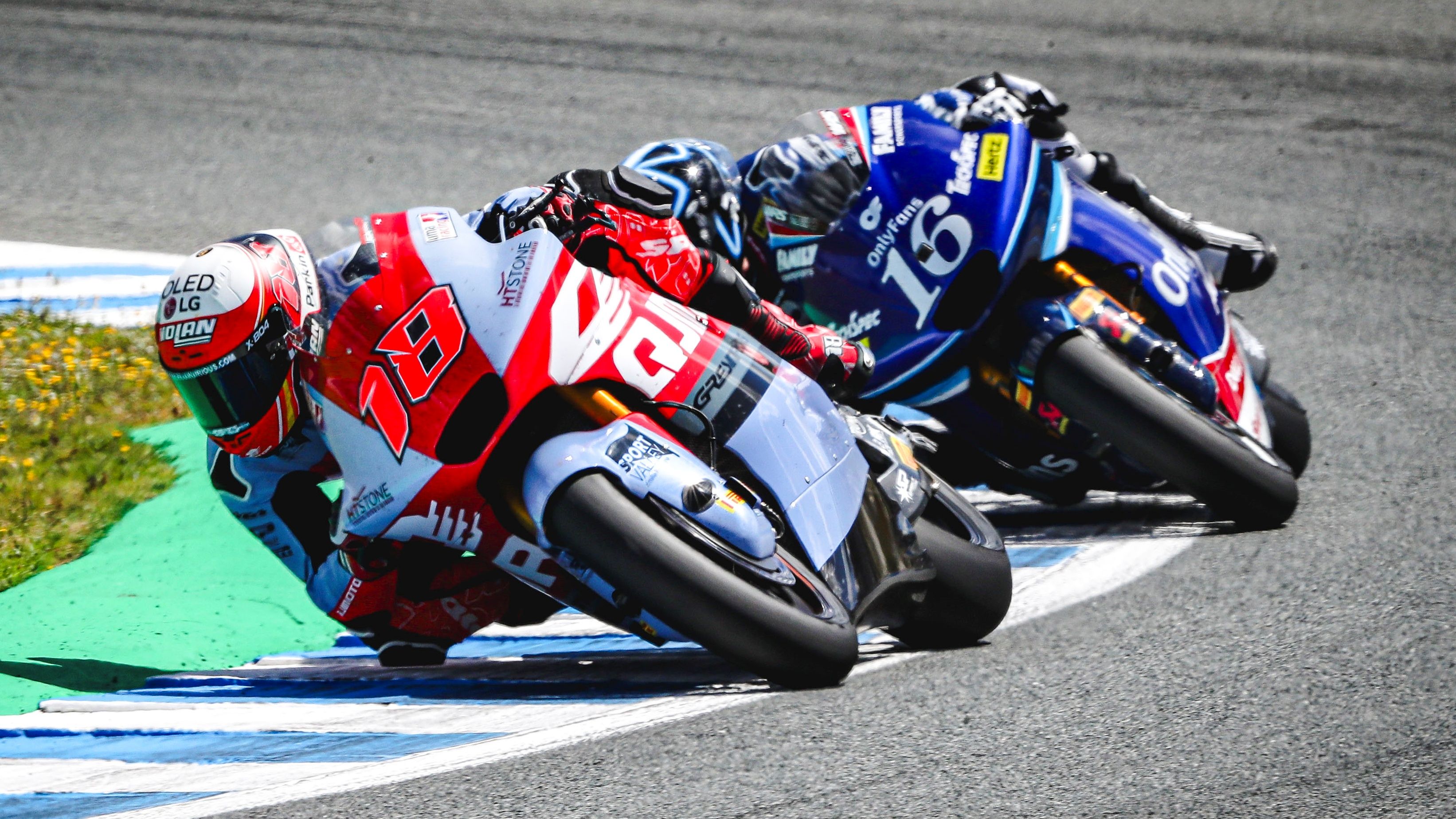 Manu González trata de contener a Joe Roberts, Moto2 Jerez 2024