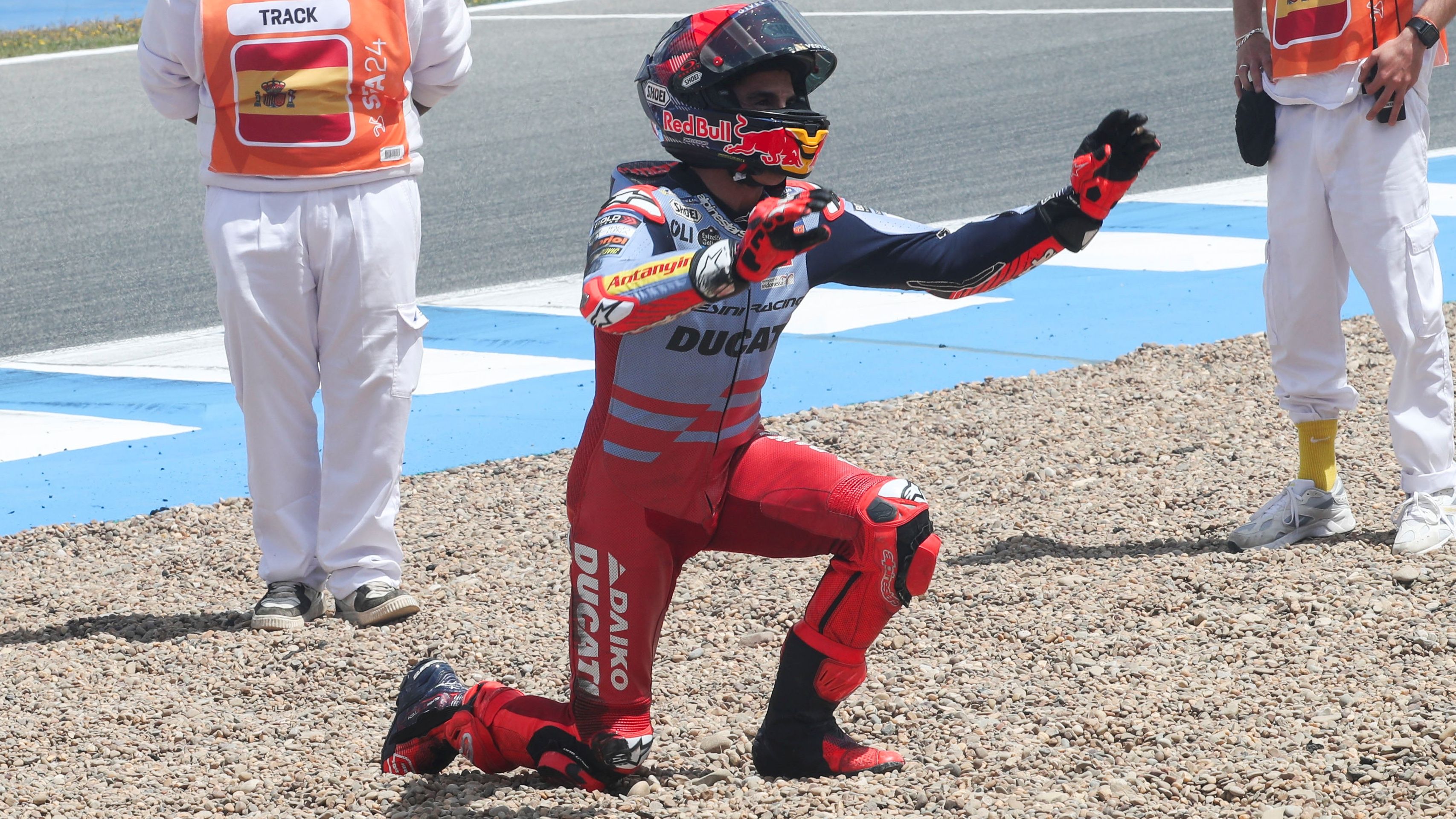 Marc Márquez celebra con los aficionados su primer podio con Ducati, MotoGP Jerez 2024