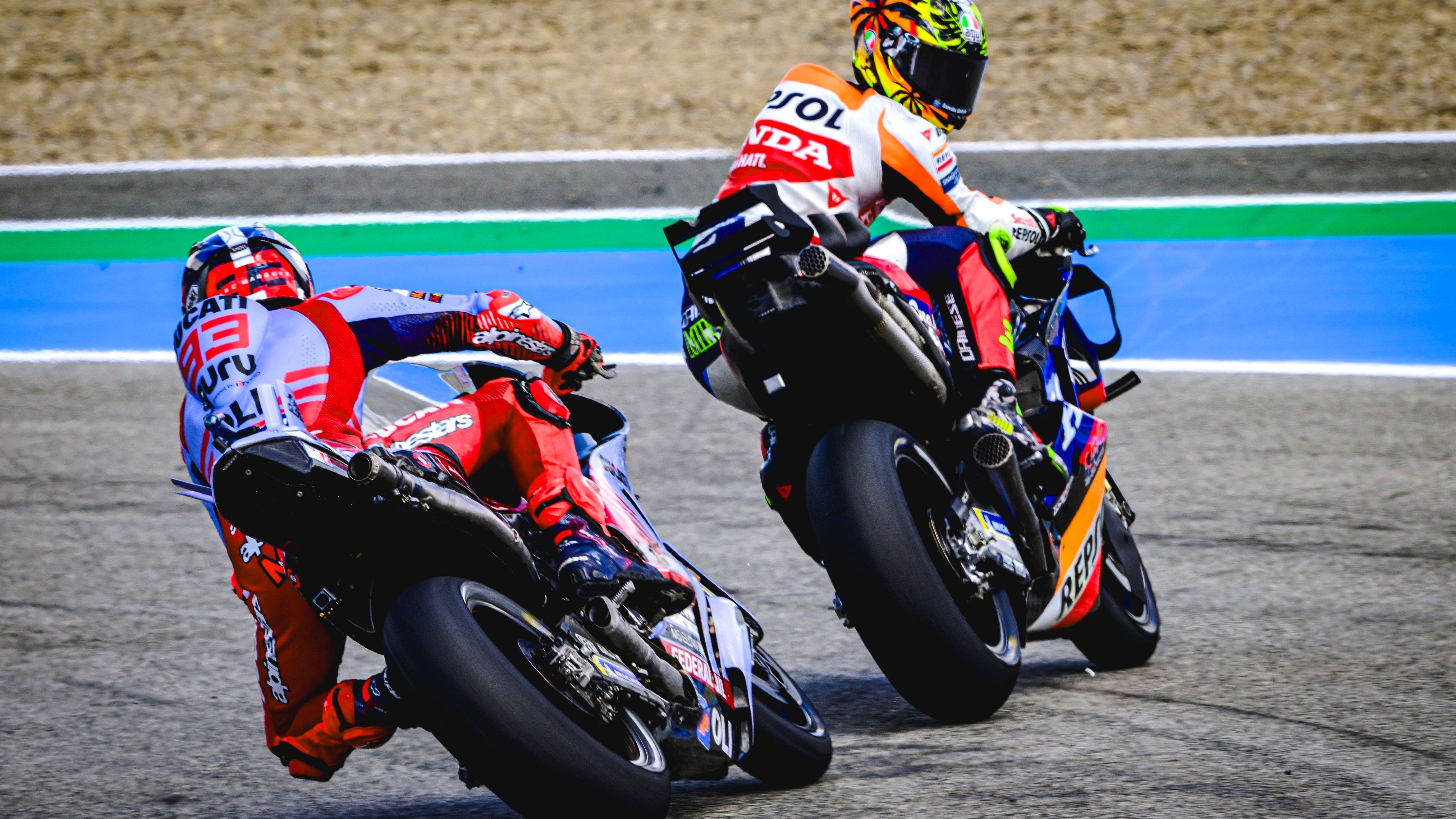 Marc Márquez y Joan Mir se tocan en plena curva, MotoGP Jerez 2024