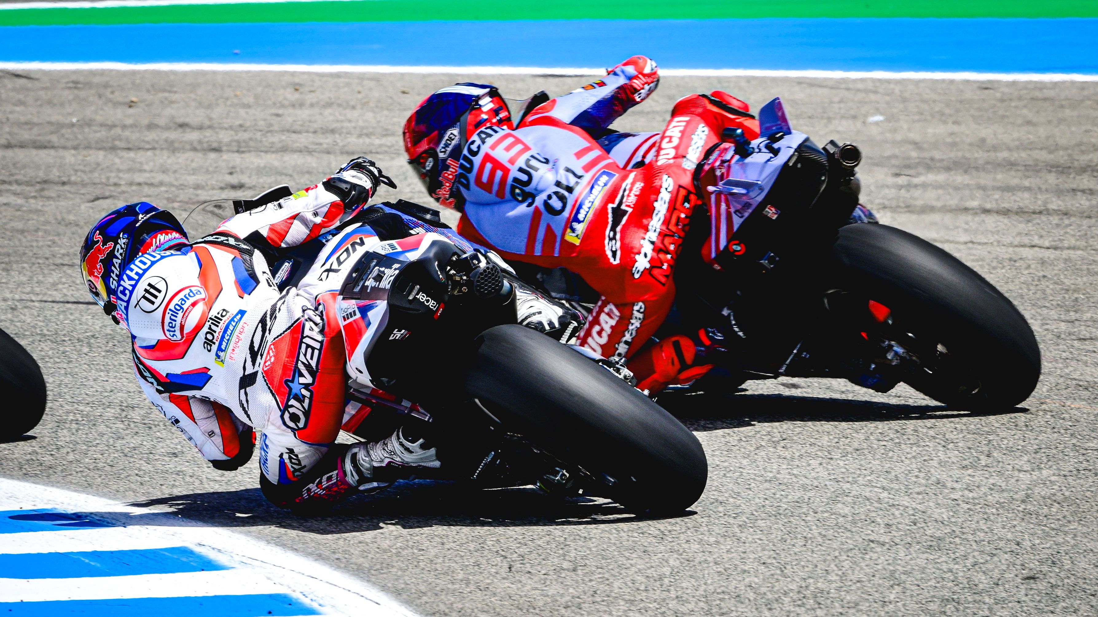 Miguel Oliveira se mete por el interior de Marc Márquez, MotoGP Jerez 2024
