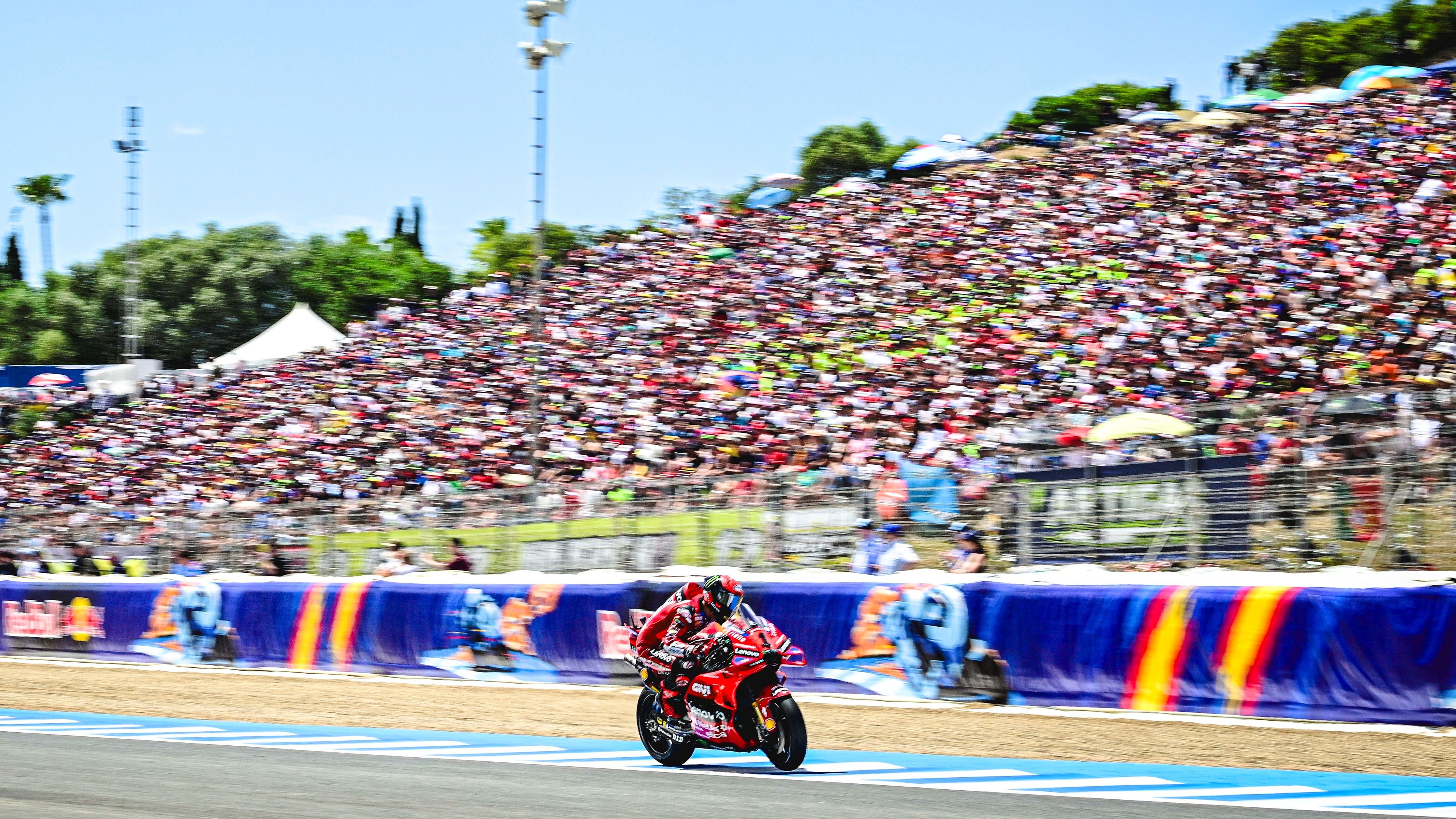 Pecco Bagnaia se dirige a la victoria en la carrera, MotoGP Jerez 2024