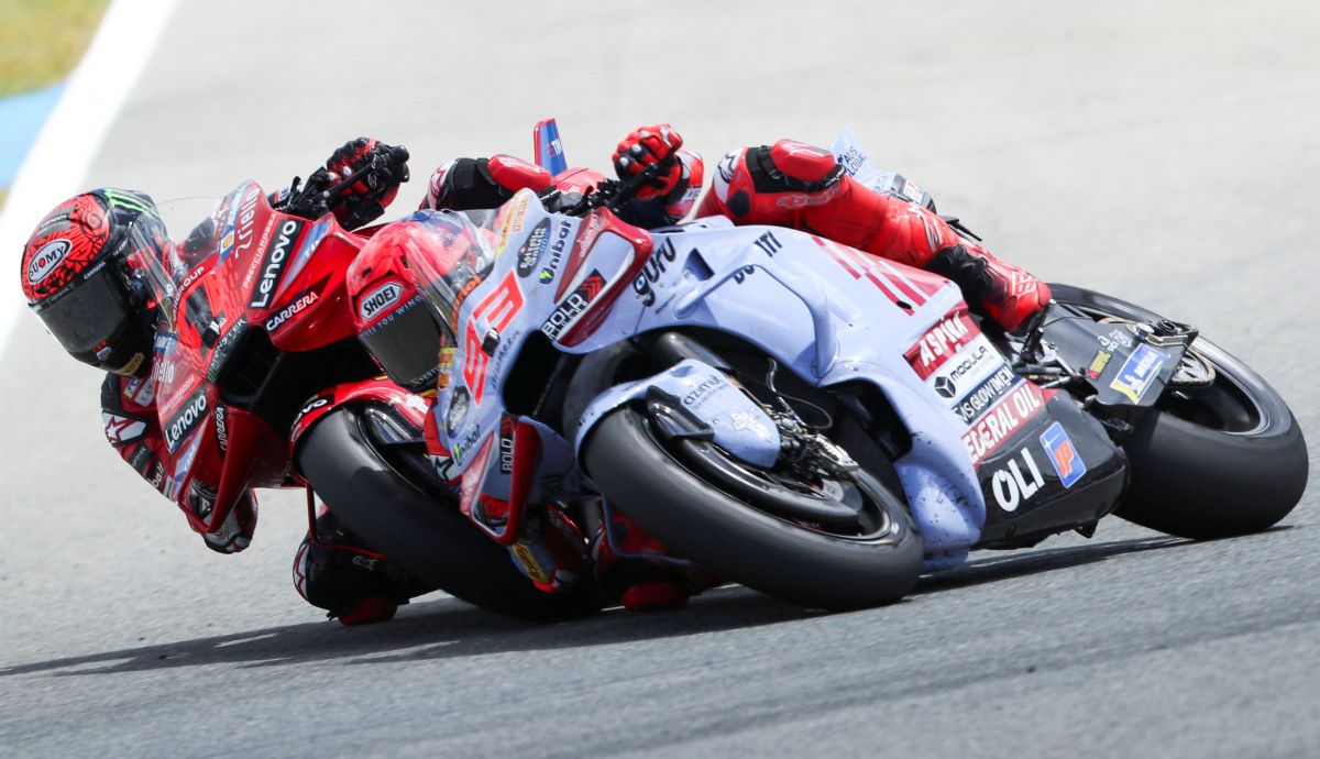 Pecco Bagnaia y Marc Márquez llegan a tocarse luchando por la victoria, MotoGP Jerez 2024 Pecco Bagnaia y Marc Márquez llegan a tocarse luchando por la victoria, MotoGP Jerez 2024