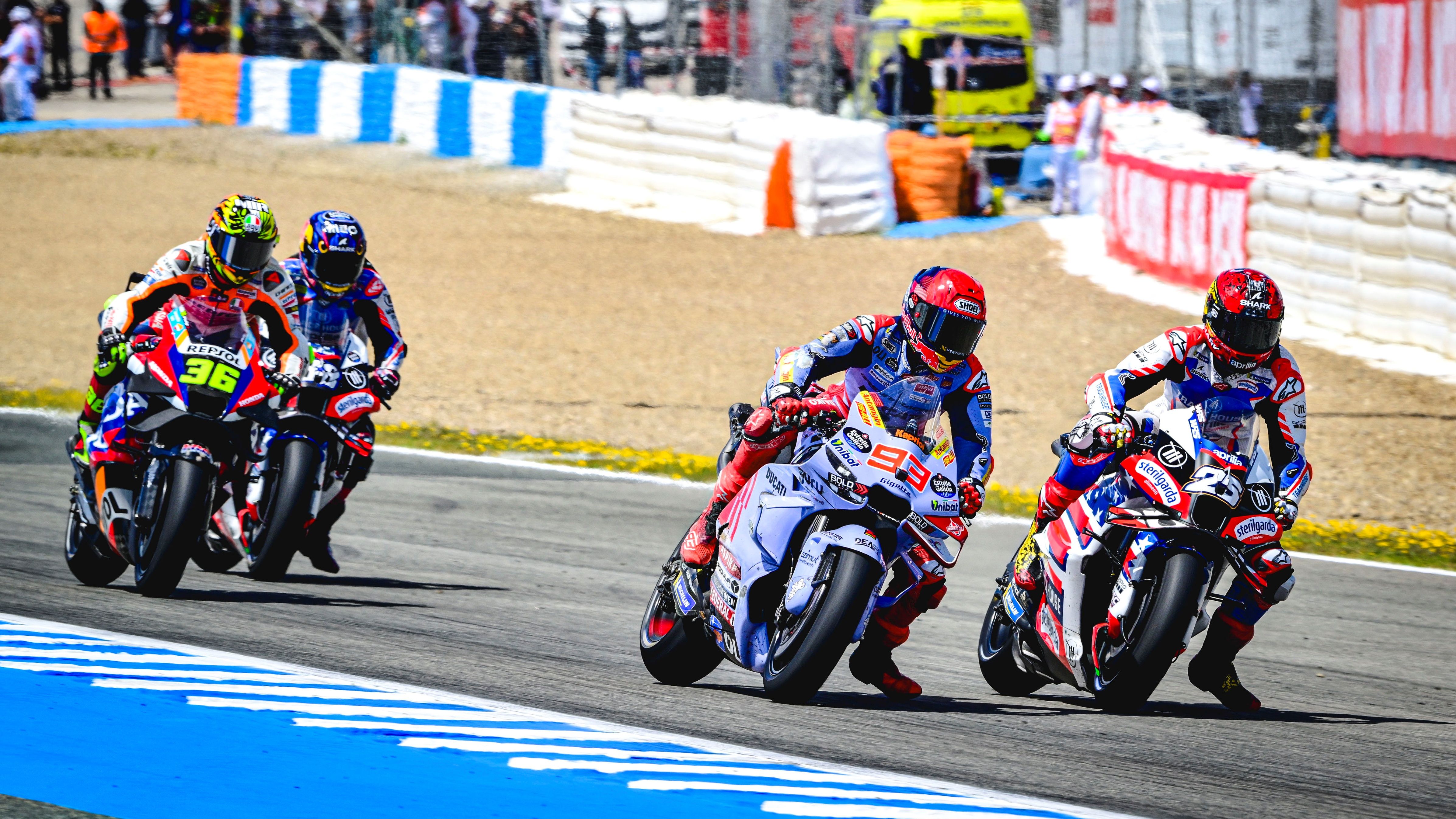 Raúl Fernández pasa a Marc Márquez en presencia de Joan Mir y Miguel Oliveira, MotoGP Jerez 2024