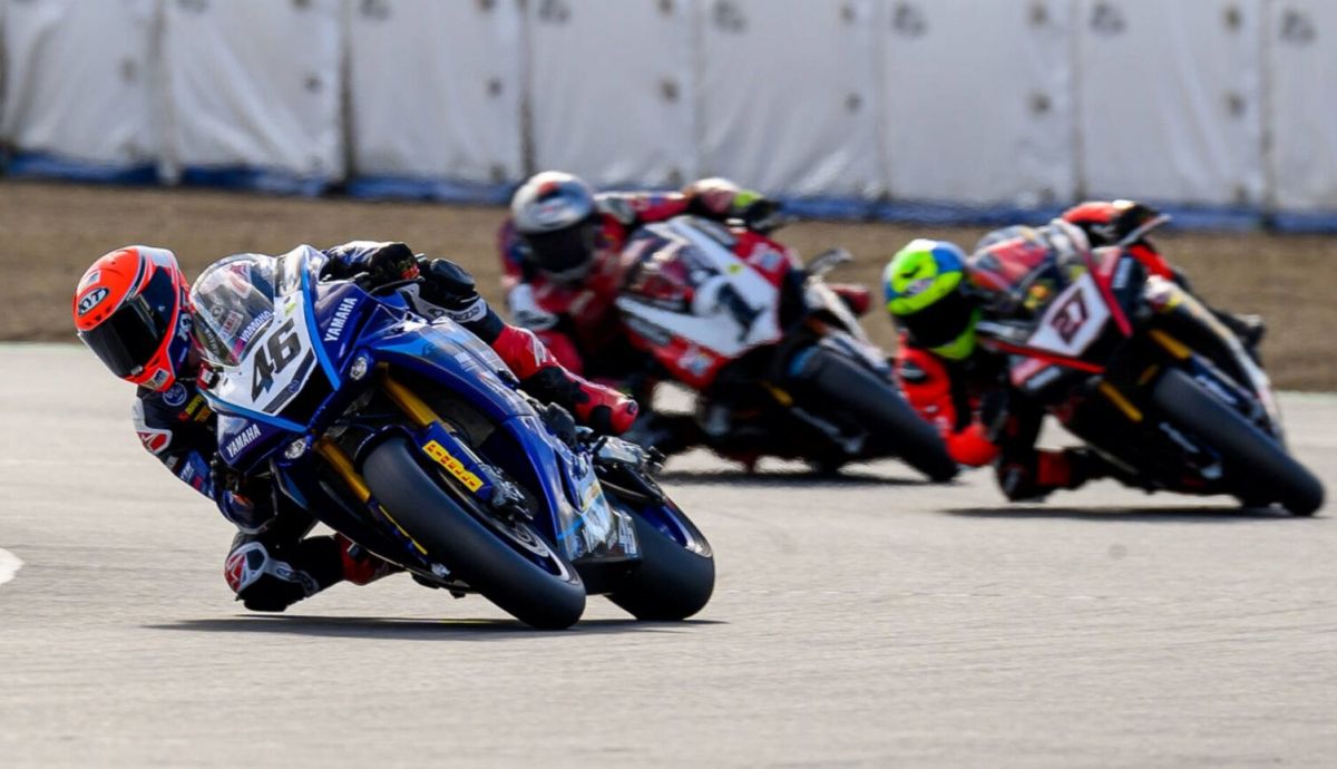 Mike Jones se escapa de Max Stauffer y Troy Herfoss Mike Jones se escapa de Max Stauffer y Troy Herfoss