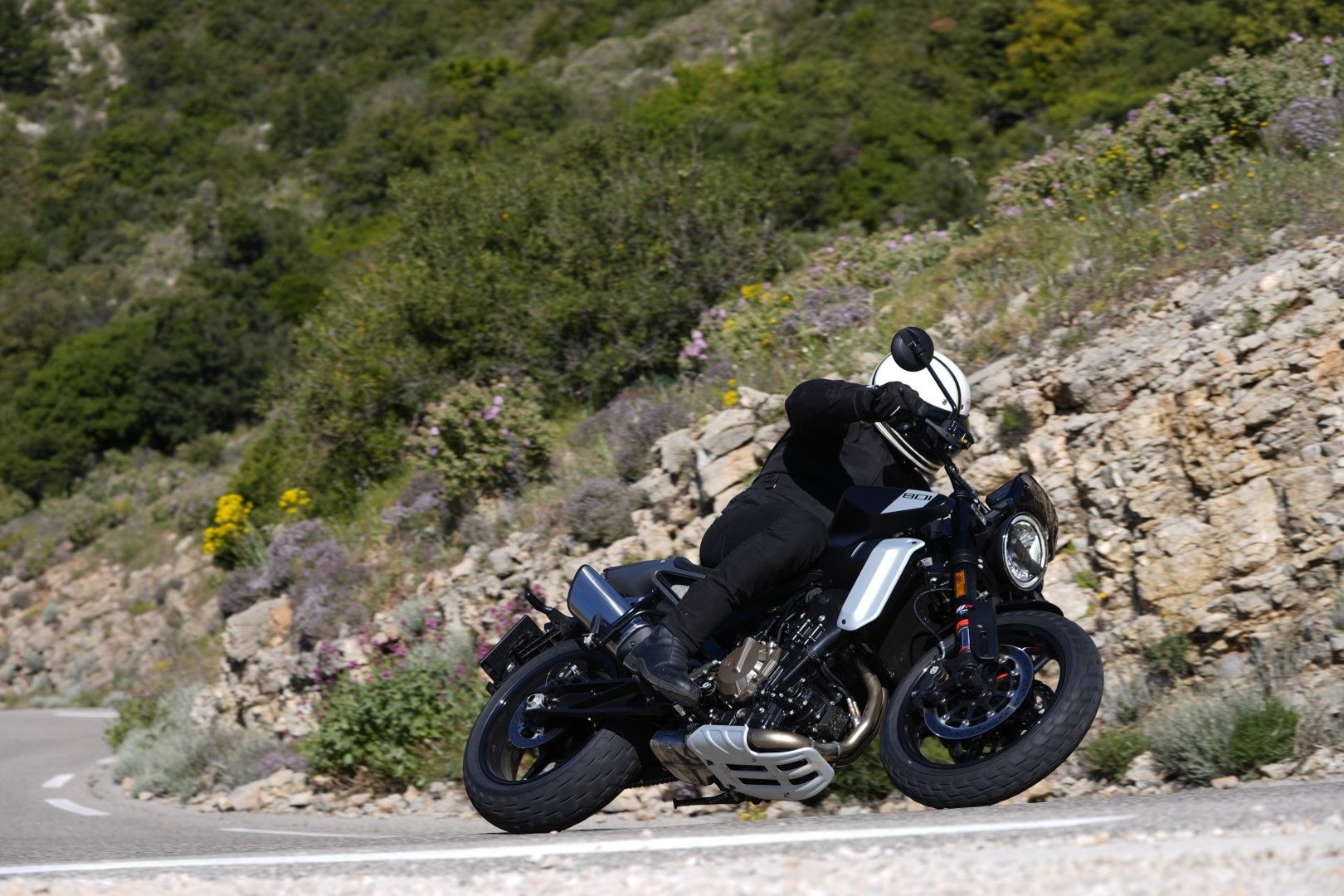  Husqvarna Svartpilen 801. Naked con tintes scrambler, divertida y elegante. ¡A fondo con ella!