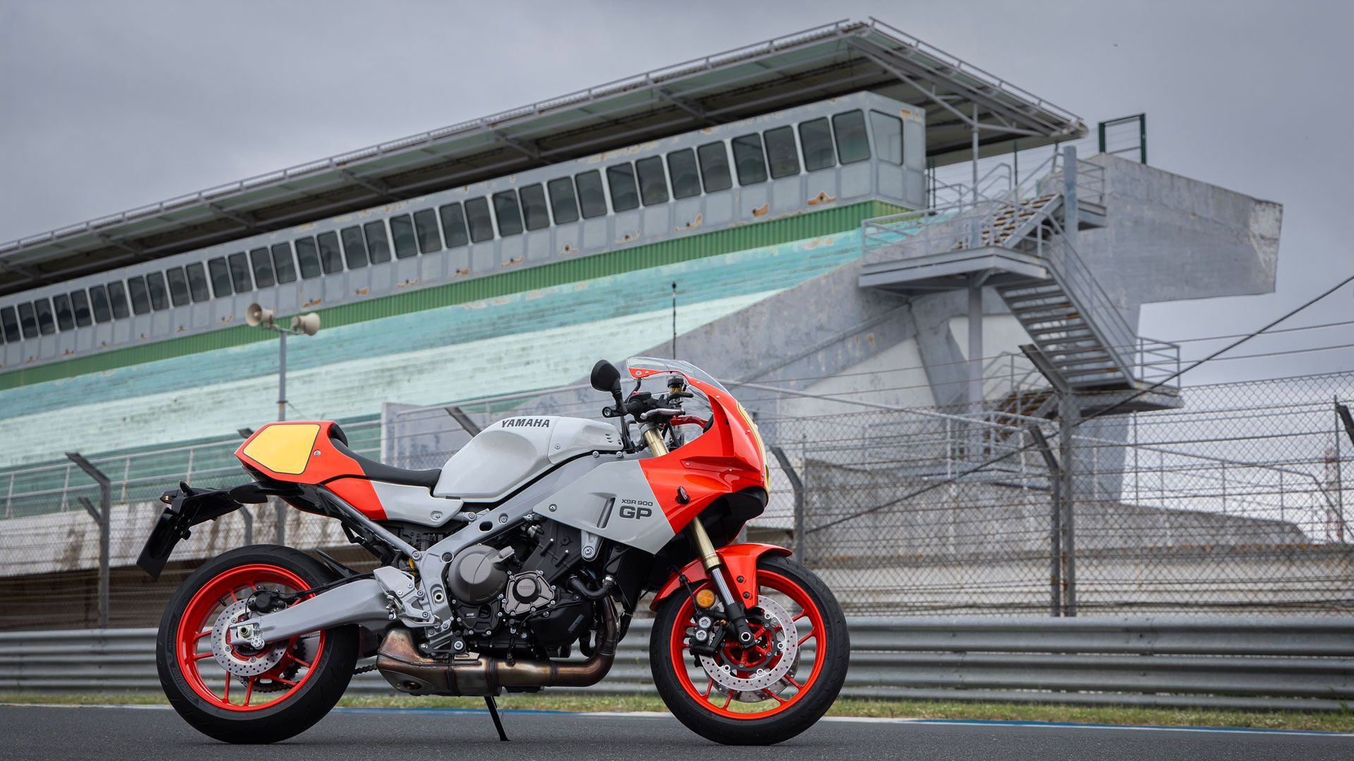 Yamaha XSR900 GP 2024 Estatica (1)