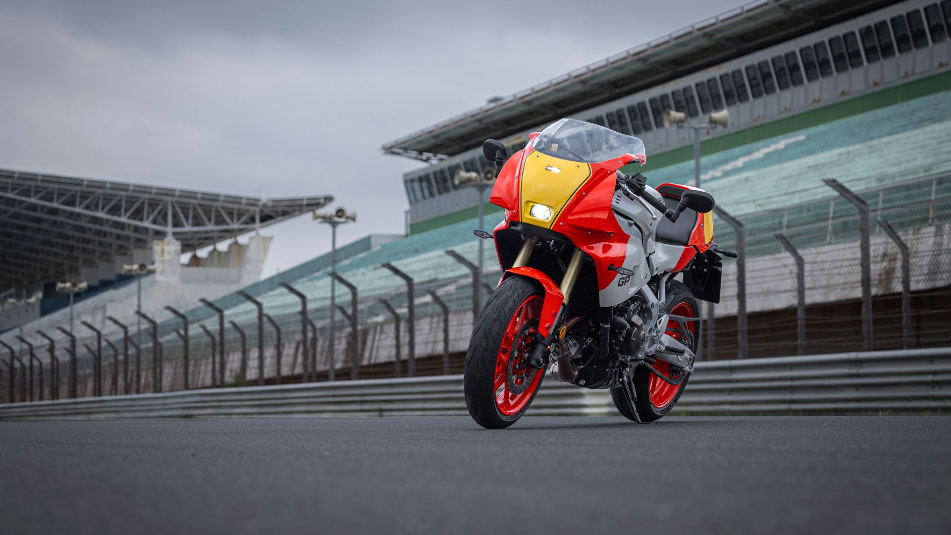 Yamaha XSR900 GP 2024 Estatica (3)