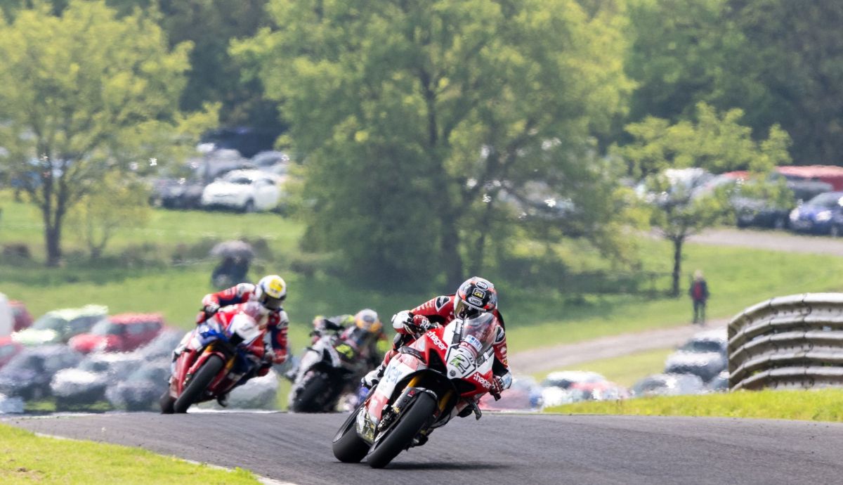 Glenn Irwin se escapa de Tommy Bridewell y Christian Iddon Glenn Irwin se escapa de Tommy Bridewell y Christian Iddon