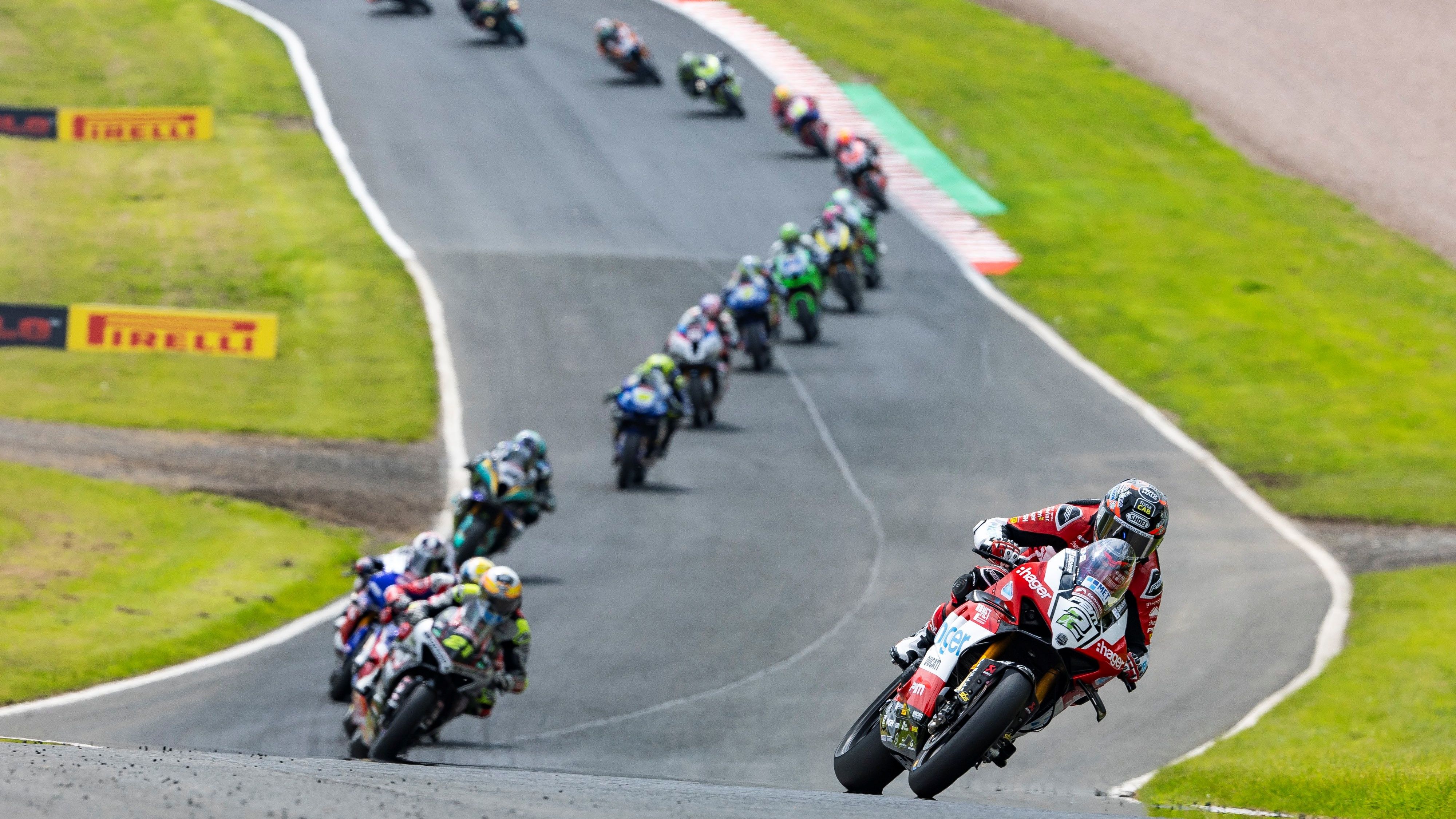 Glenn Irwin ha dominado Oulton Park con un triplete que le pone líder del BSB 2024