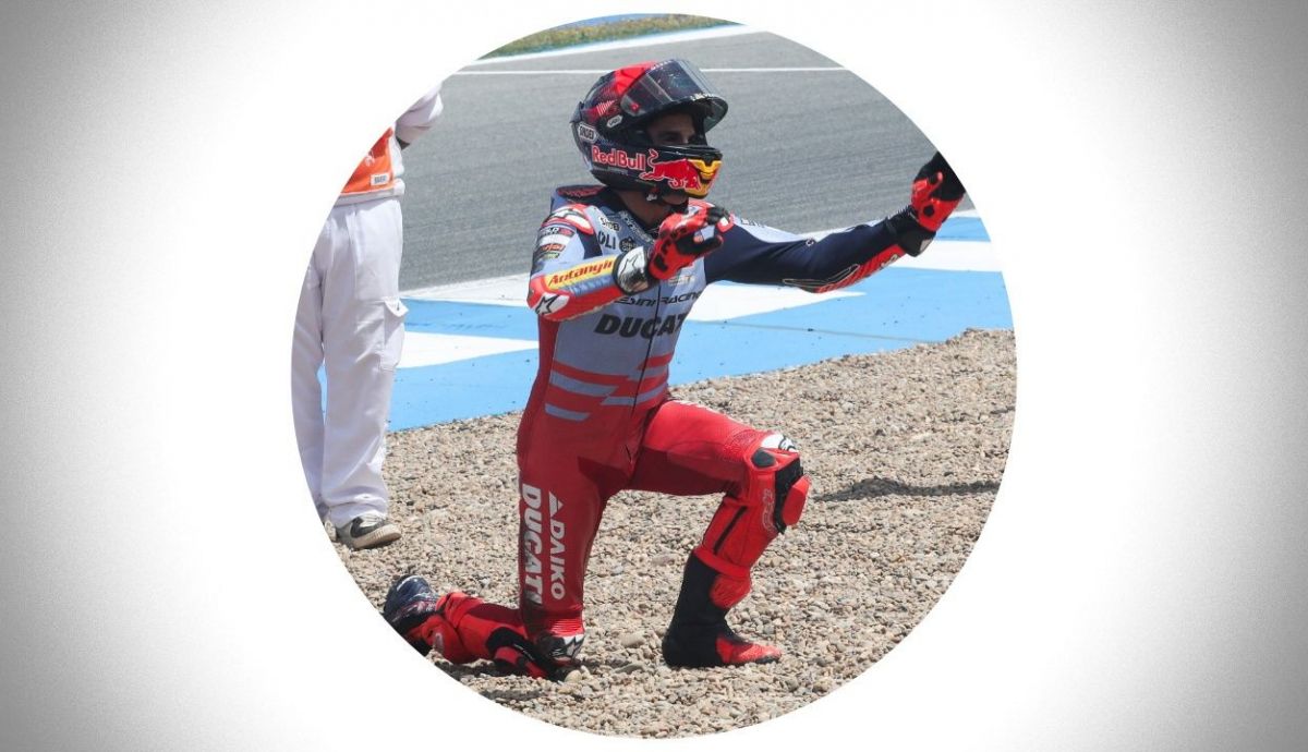Marc Márquez arrodillado ante sus aficionados en Jerez Marc Márquez arrodillado ante sus aficionados en Jerez
