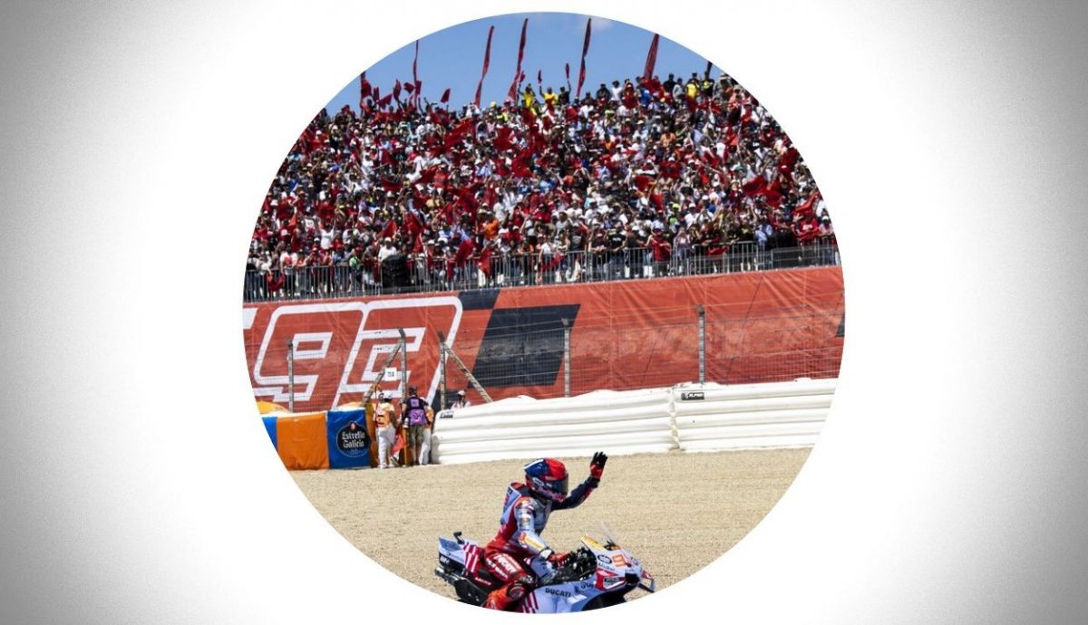 Marc Márquez saludando a su grada en Jerez Marc Márquez saludando a su grada en Jerez