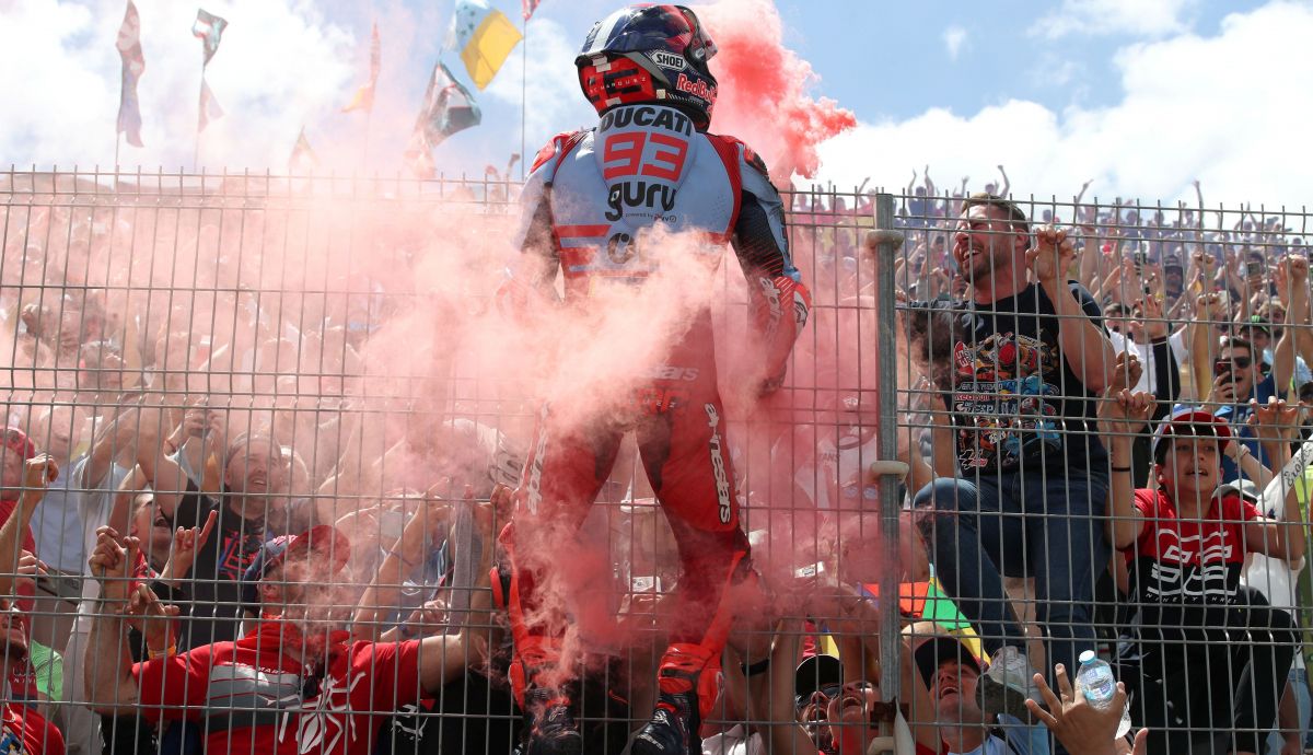 Marc Márquez celebrando con la grada en Jerez
