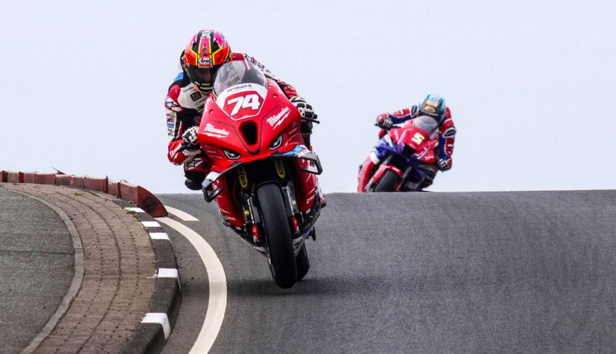 Davey Todd se escapa de Dean Harrison en la primera carrera de STK de la NW200 2024