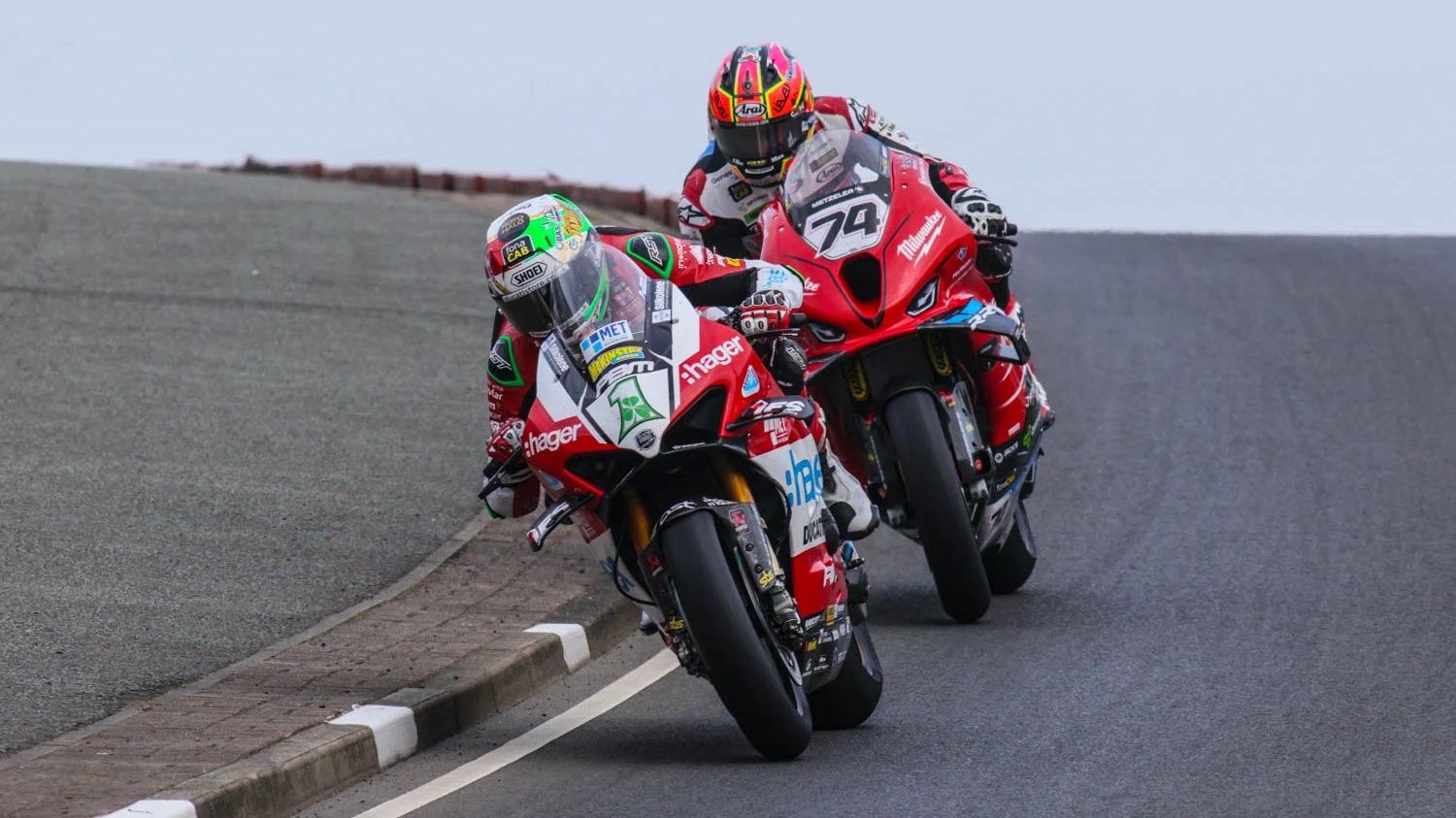 Glenn Irwin y Davey Todd protagonizaron un precioso duelo en la carrera de Superbike que abrió la NW200 2024