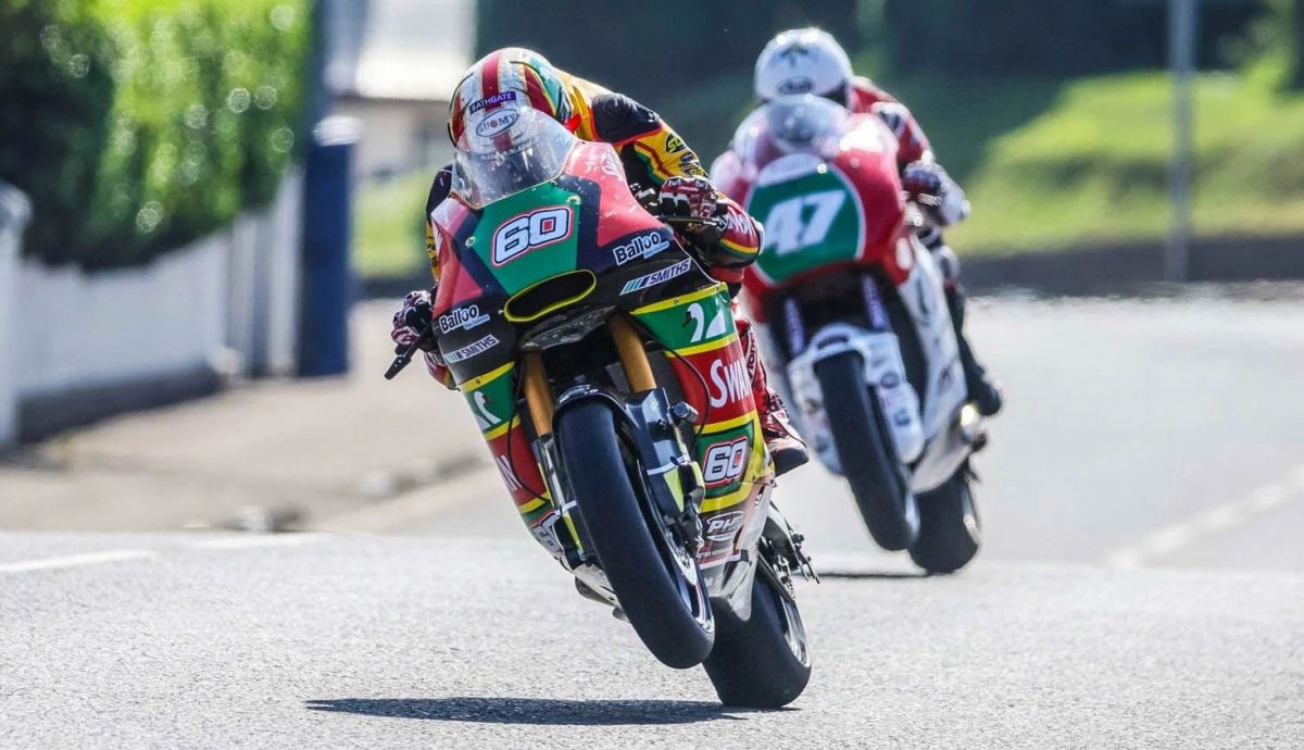 Peter Hickman se impuso a Richard Cooper en la primera de Supertwin en la NW200 2024 Peter Hickman se impuso a Richard Cooper en la primera de Supertwin en la NW200 2024