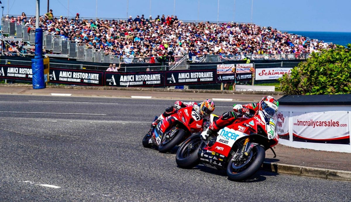 Glenn Irwin y Davey Todd en la primera de las dos carreras de Superbike del sábado en la NW200 2024 Glenn Irwin y Davey Todd en la primera de las dos carreras de Superbike del sábado en la NW200 2024