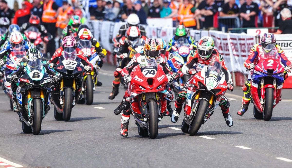 Davey Todd y Glenn Irwin a punto de tocarse en la última salida de la NW200 2024 Davey Todd y Glenn Irwin a punto de tocarse en la última salida de la NW200 2024