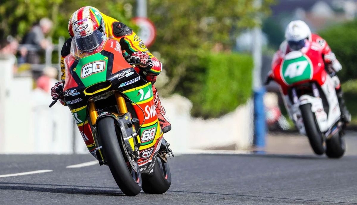 Peter Hickman suelta a Richard Cooper para llevarse el doblete de Supertwin en la NW200 2024 Peter Hickman suelta a Richard Cooper para llevarse el doblete de Supertwin en la NW200 2024