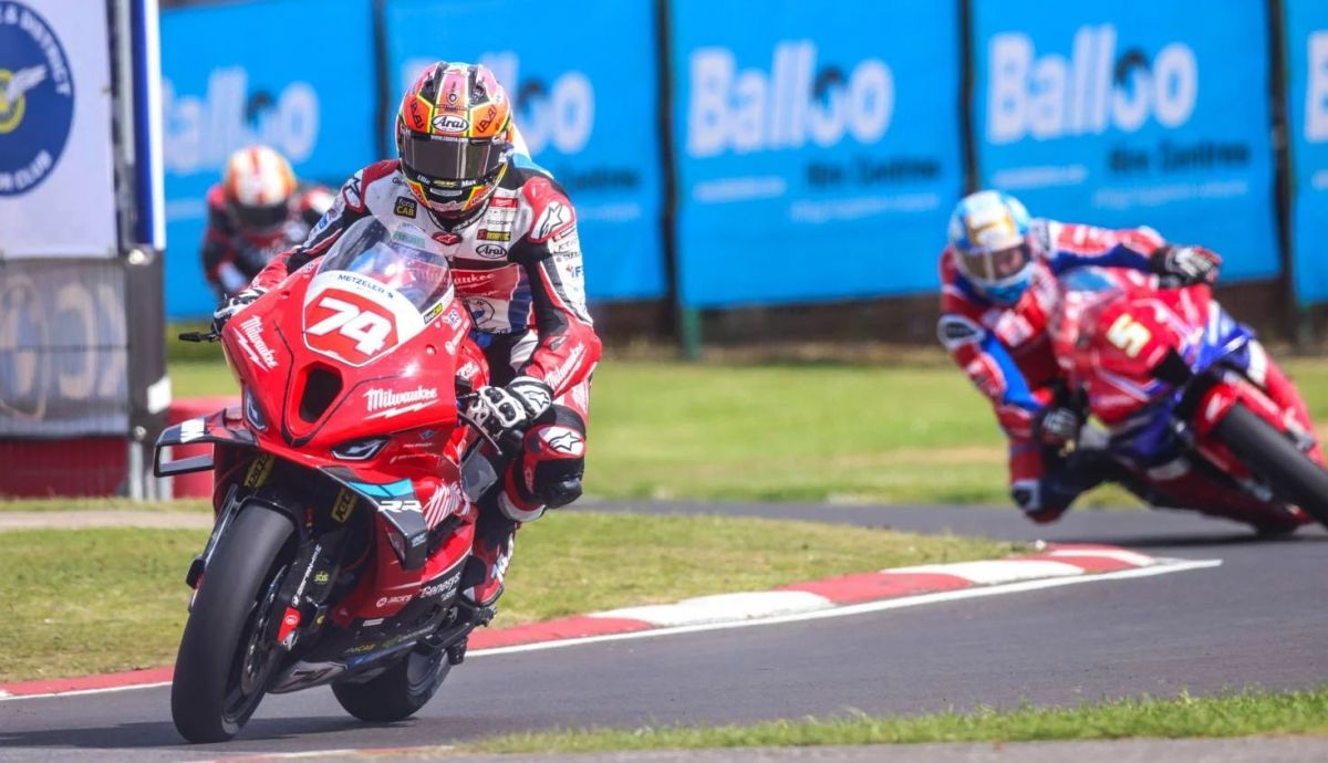 Davey Todd se escapa de Dean Harrison rumbo al doblete en Superstock en la NW200 2024 Davey Todd se escapa de Dean Harrison rumbo al doblete en Superstock en la NW200 2024