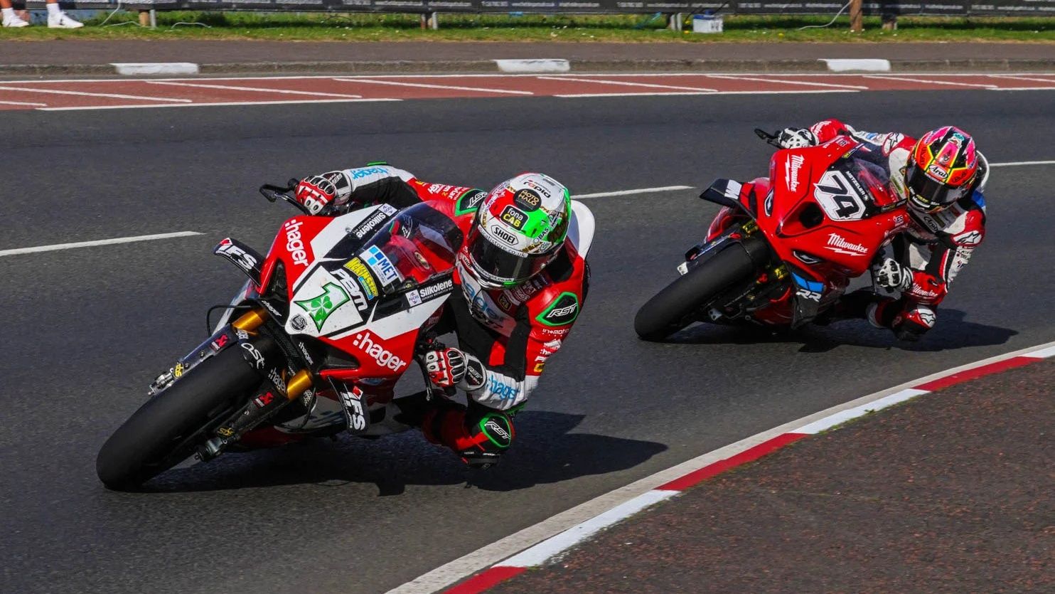 Glenn Irwin y Davey Todd protagonizaron dos bonitos duelos el sábado en la NW200 2024