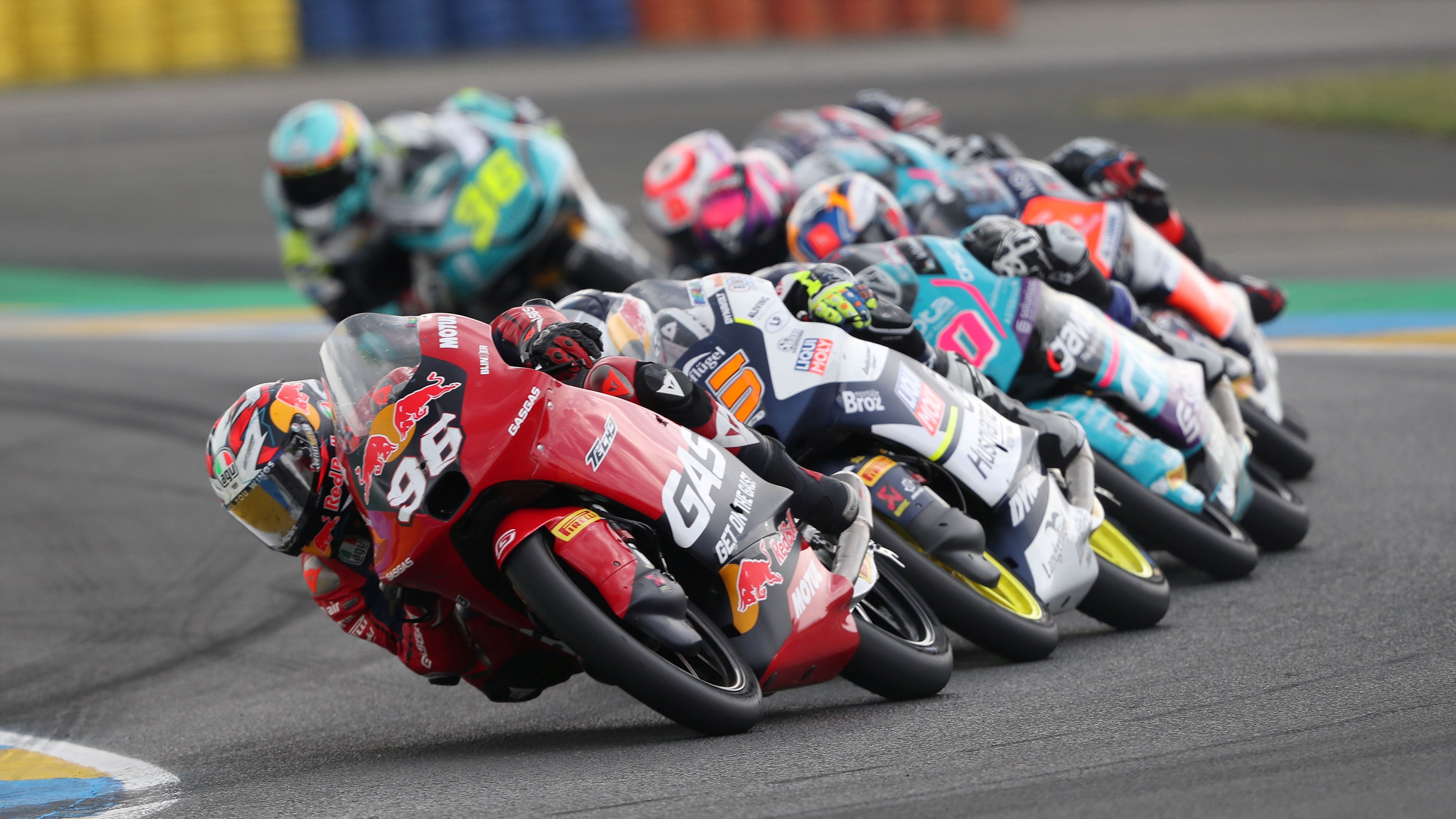 Dani Holgado comanda el grupo cabecero delante de Collin Veijer y David Alonso, Moto3 Francia 2024