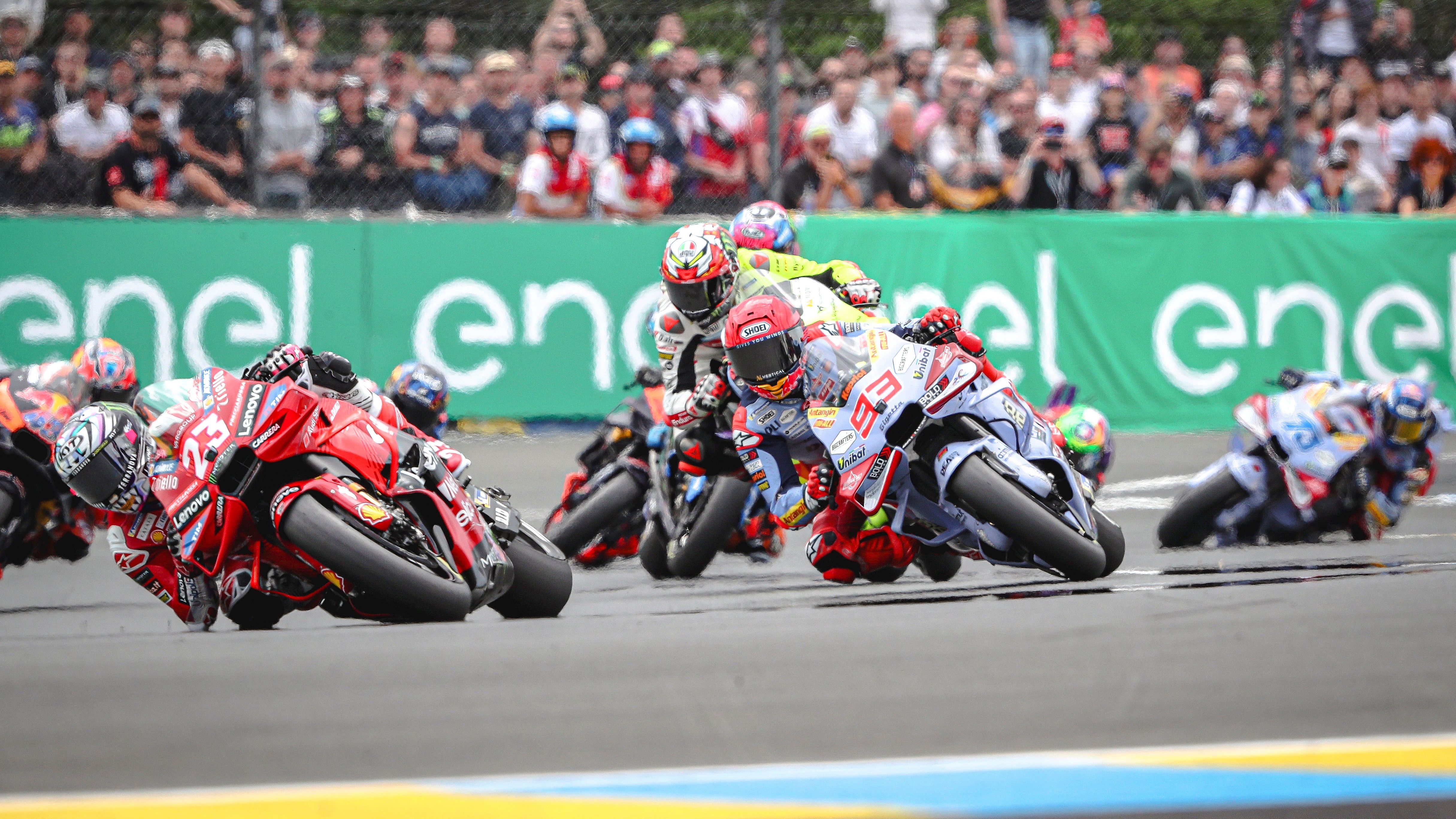 Enea Bastianini por delante de Marc Márquez, MotoGP Francia 2024