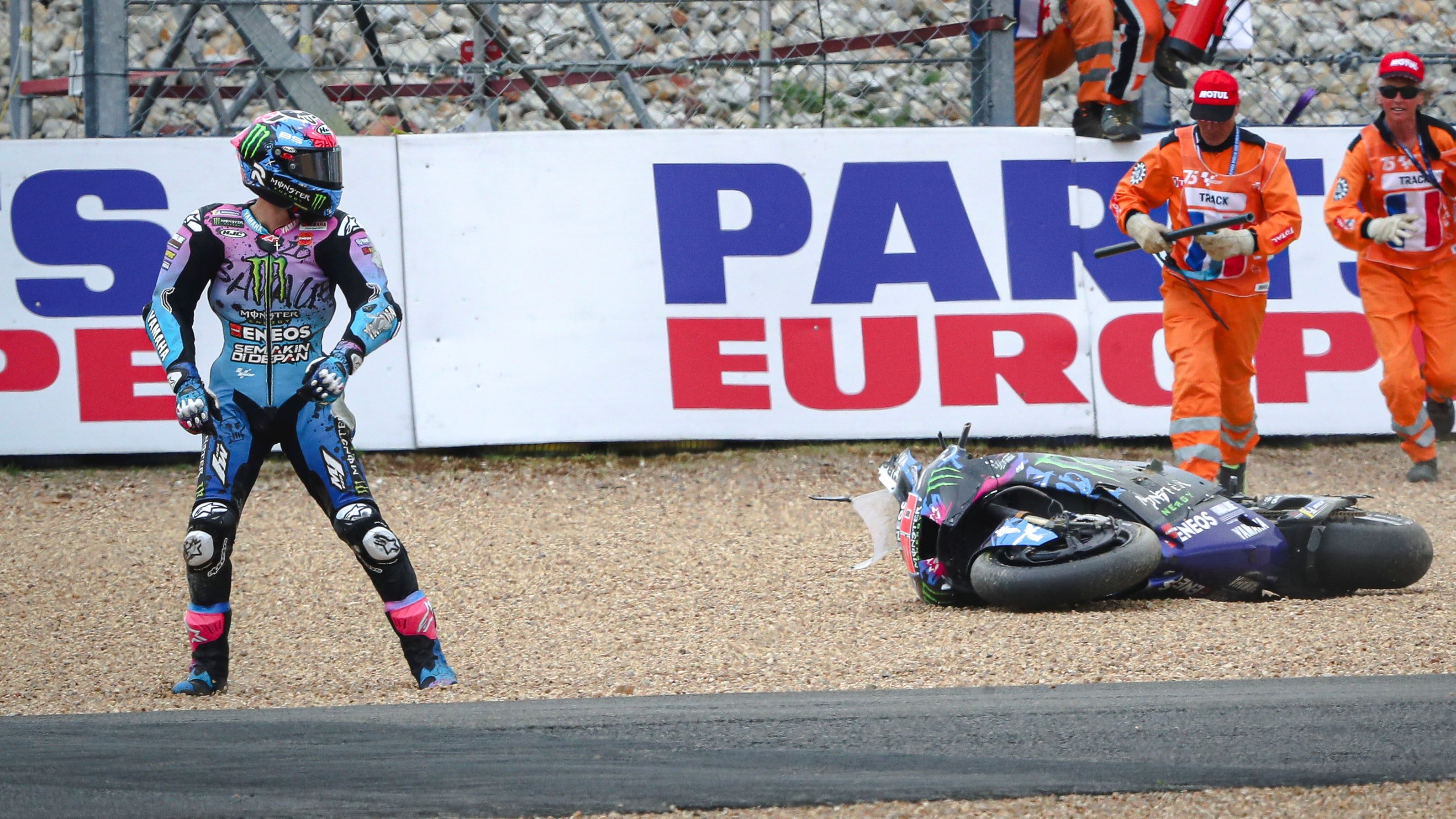 Fabio Quartararo mira su moto tras irse al suelo en casa, MotoGP Francia 2024