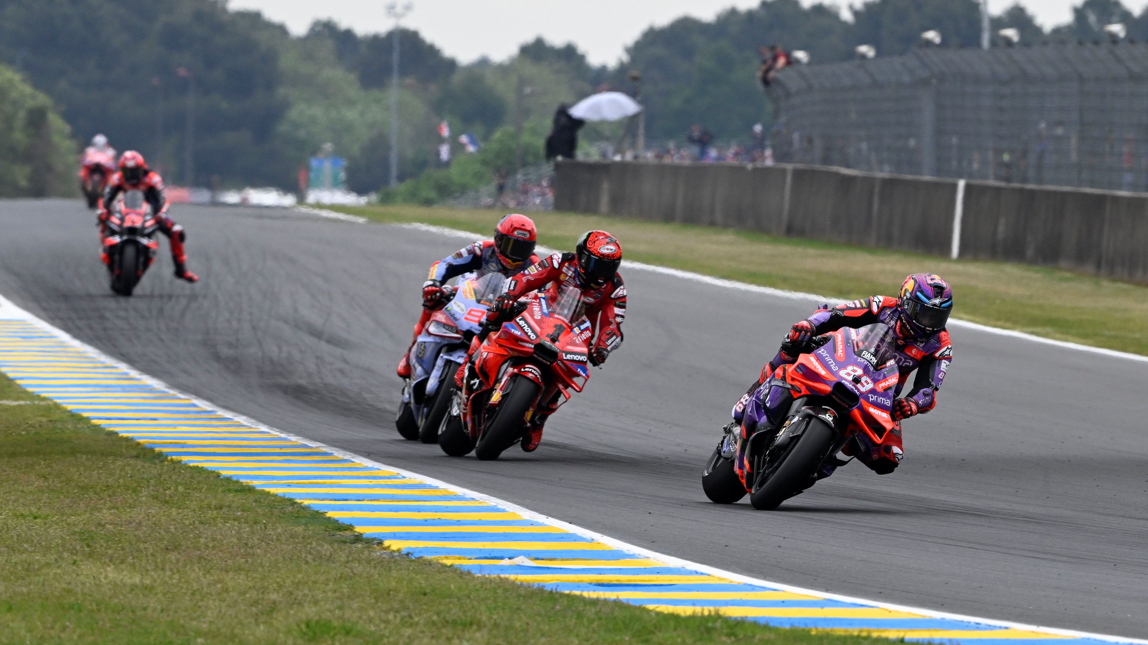 Jorge Martín coge unos metros sobre Pecco Bagnaia y Marc Márquez, MotoGP Francia 2024