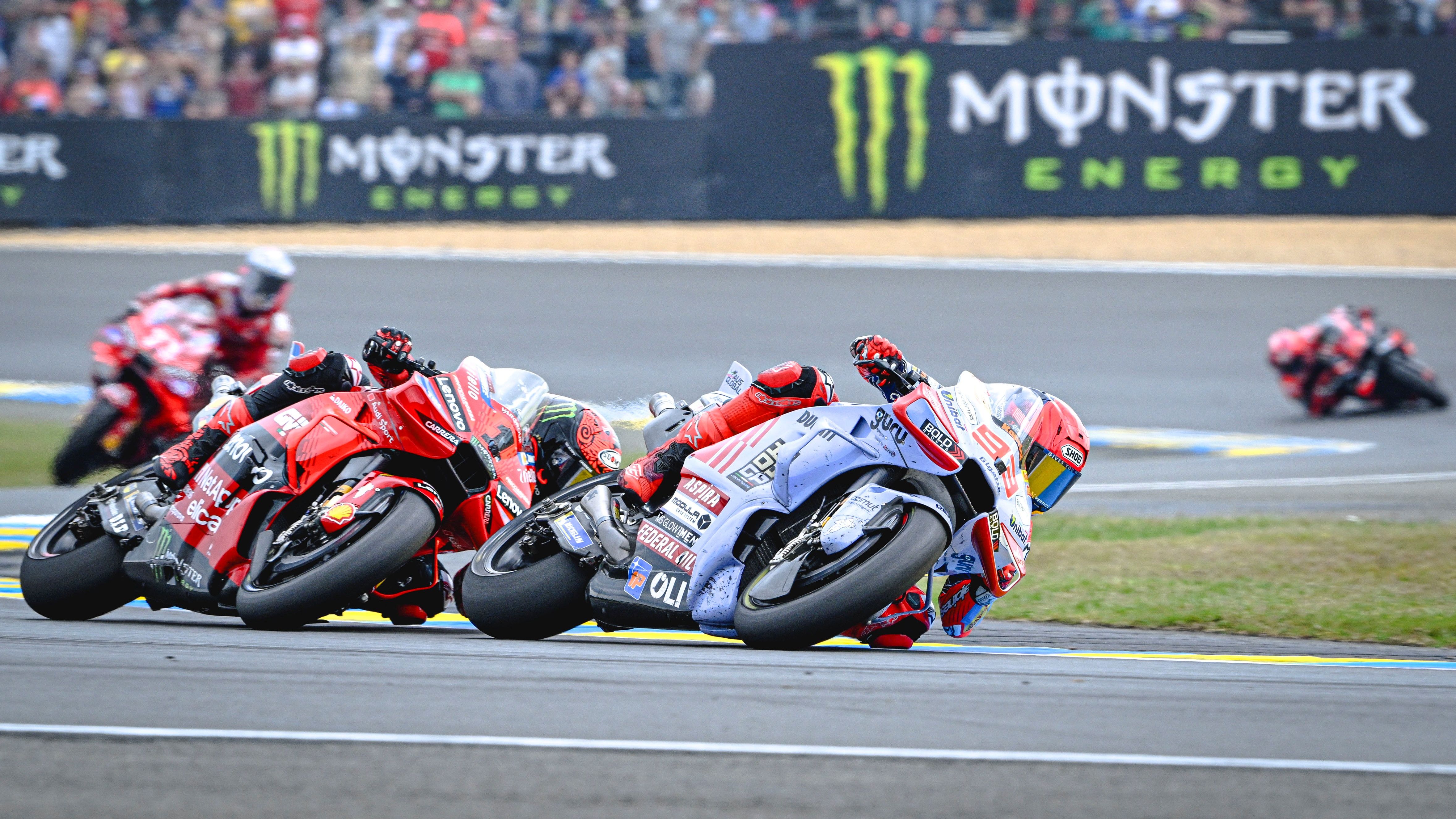 Marc Márquez por delante de Pecco Bagnaia con Enea Bastianini al fondo, MotoGP Francia 2024
