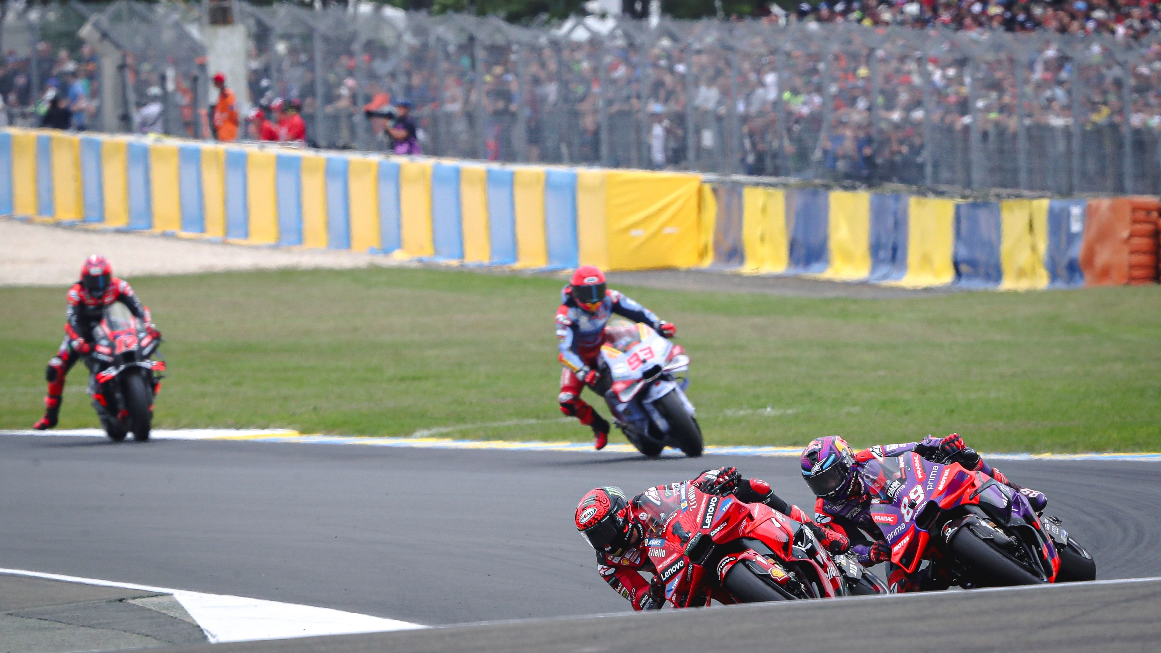 Pecco Bagnaia comanda delante de Jorge Martín, MotoGP Francia 2024