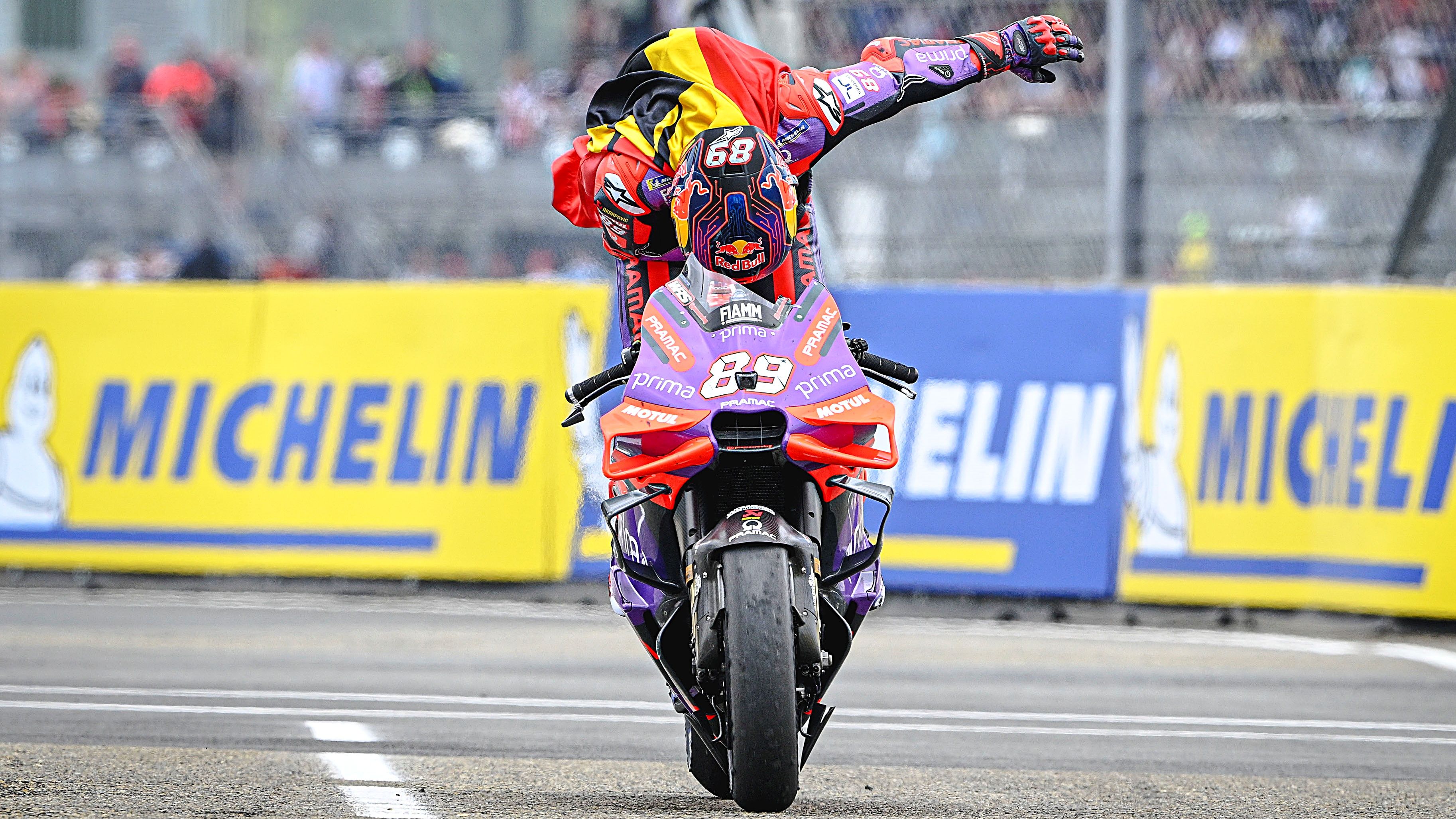 Jorge Martín celebra su victoria en Le Mans
