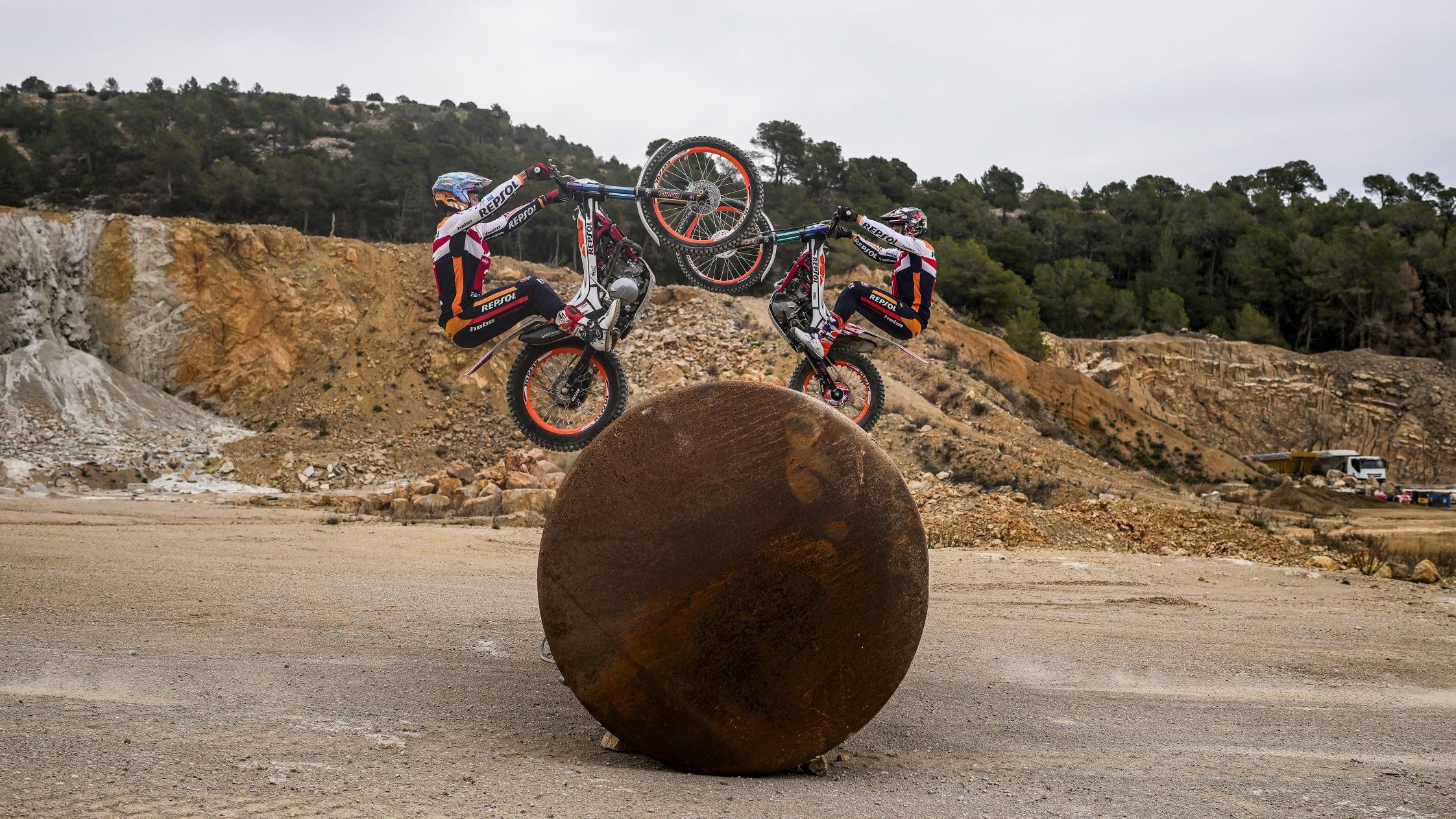 Toni Bou y Gabriel Marcelli en la mina antes del Mundial de TrialGP