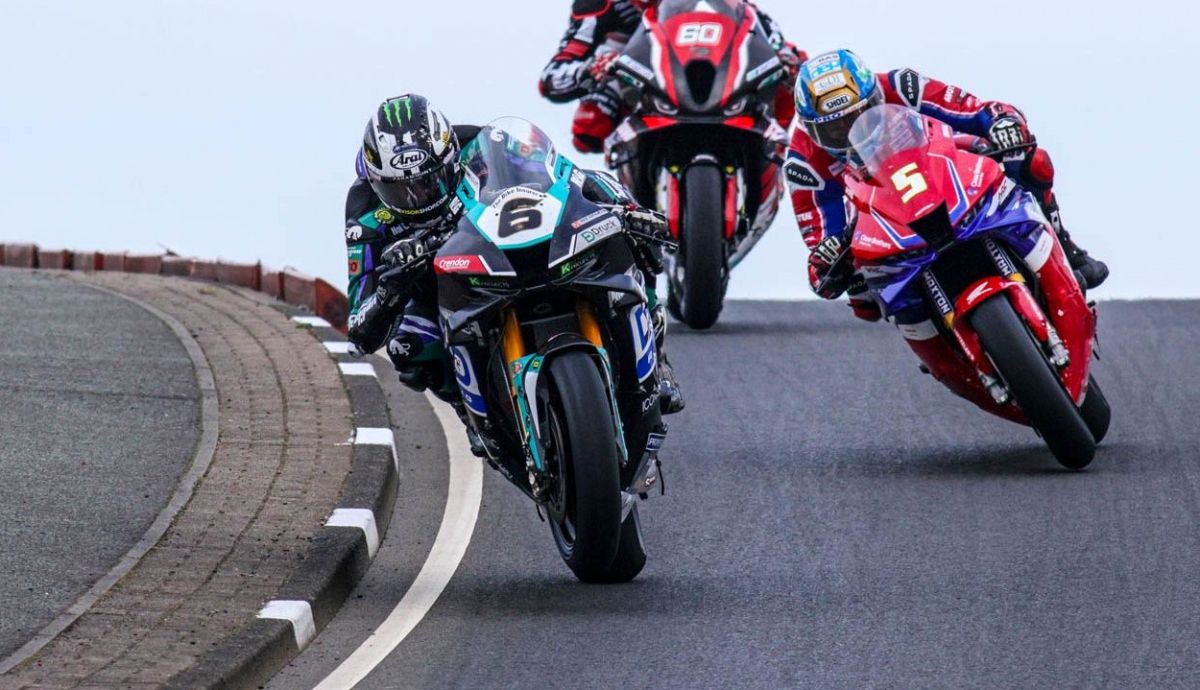 Michael Dunlop delante de Dean Harrison en la NW200 2024 Michael Dunlop delante de Dean Harrison en la NW200 2024