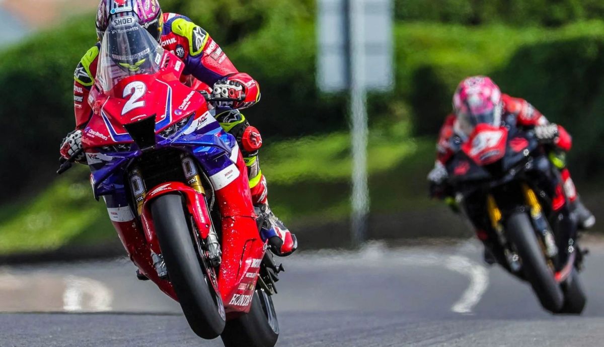 John McGuinness suelta a James Hillier para volver al podio de la NW200 diez años después John McGuinness suelta a James Hillier para volver al podio de la NW200 diez años después