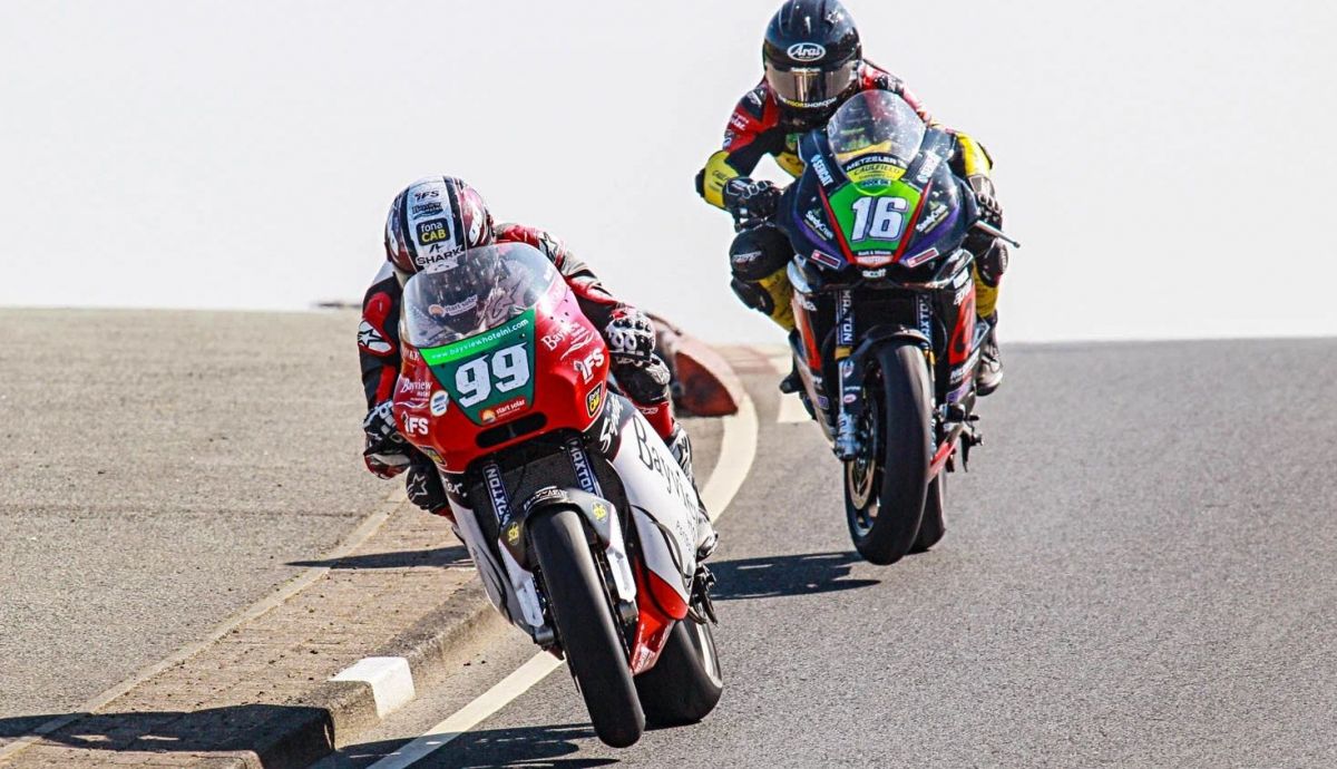 Jeremy McWilliams y Mike Browne lucharon por cerrar el podio en las carreras de Supertwin de la NW200 2024 Jeremy McWilliams y Mike Browne lucharon por cerrar el podio en las carreras de Supertwin de la NW200 2024
