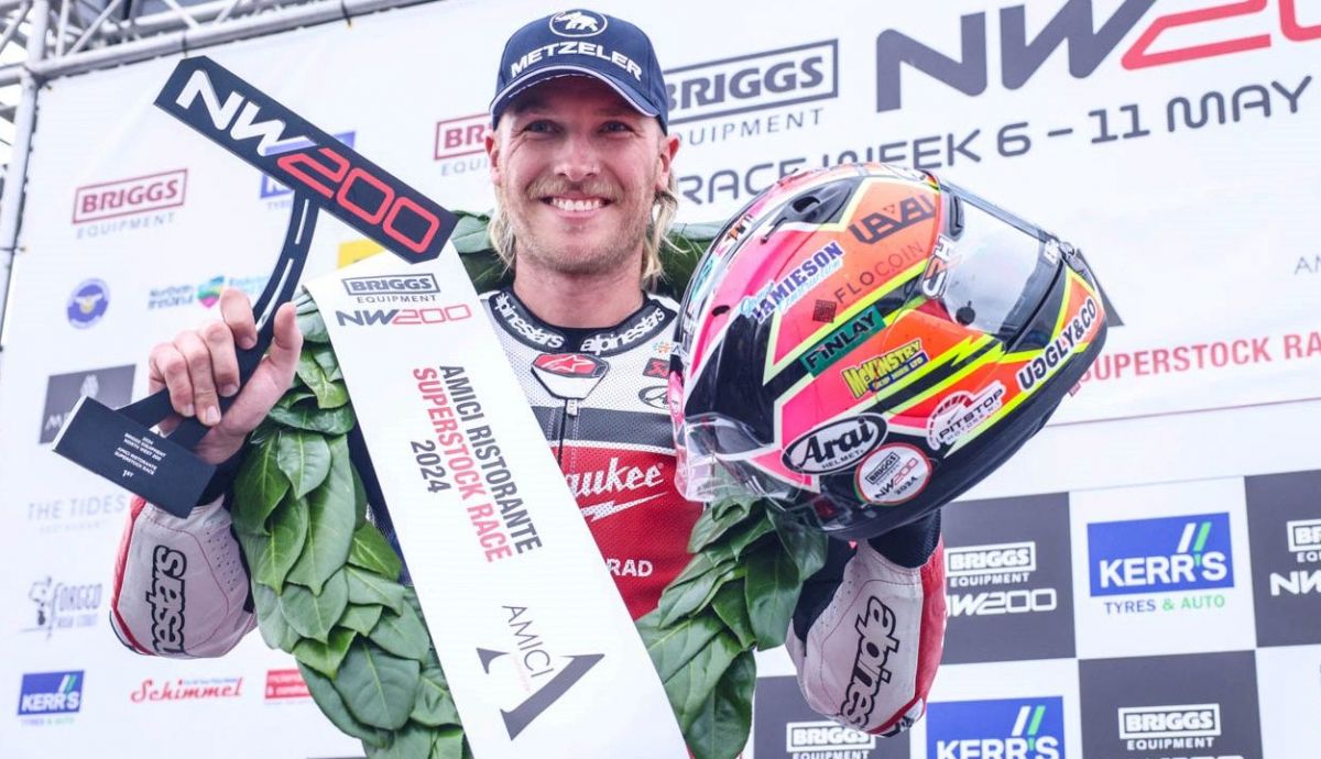 Davey Todd festeja su tercera victoria en la NW200 2024, con doblete incluido en Superstock Davey Todd festeja su tercera victoria en la NW200 2024, con doblete incluido en Superstock