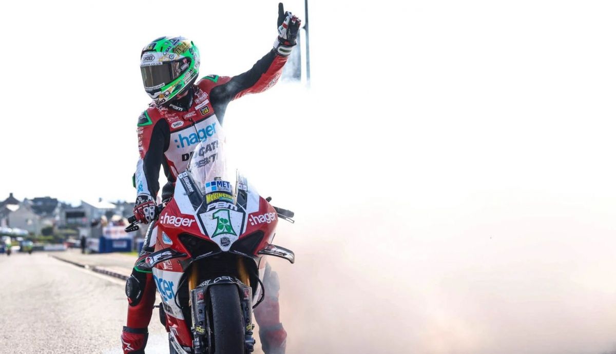 Glenn Irwin celebra su undécima victoria en la NW200 tras completar el hat trick en este 2024 Glenn Irwin celebra su undécima victoria en la NW200 tras completar el hat trick en este 2024