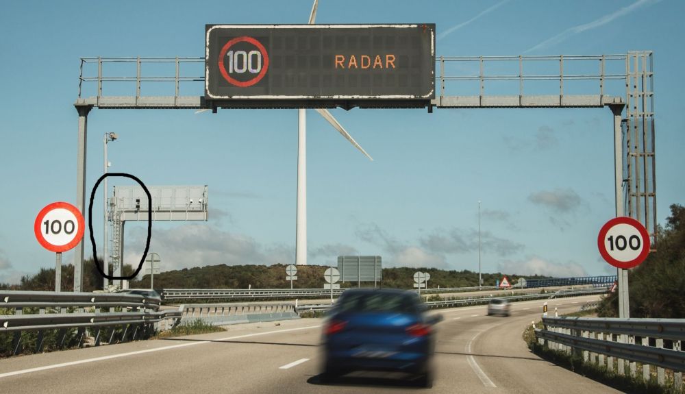 Así puedes identificar y conocer si hay un radar detrás de un panel en una autopista o carretera