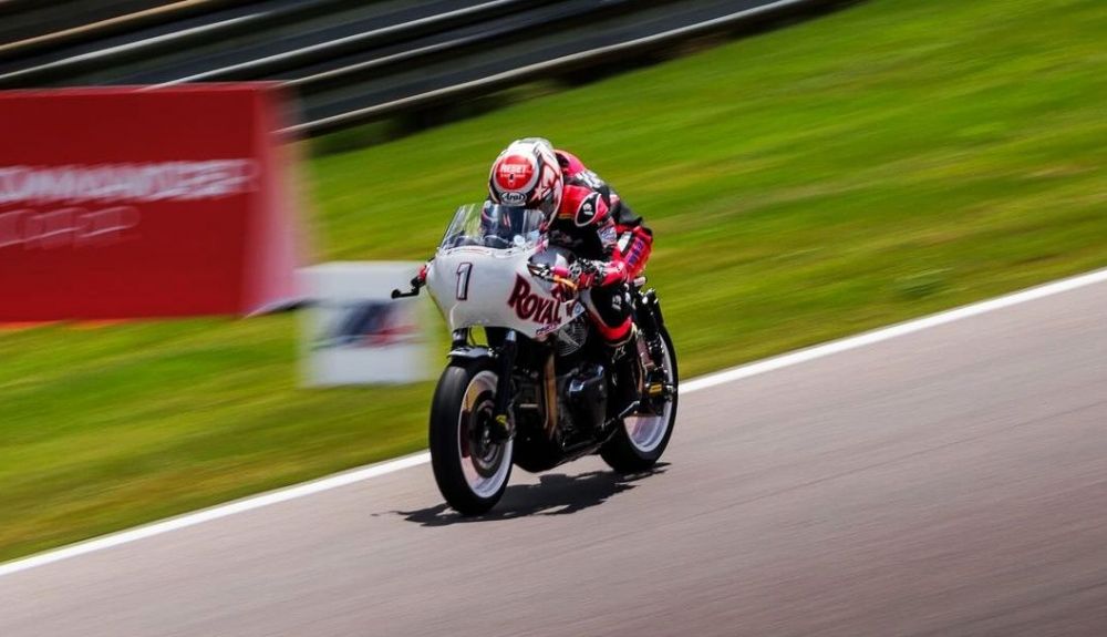 Mikayla Moore comenzó su defensa del título con doblete en la Royal Enfield Build Train Race