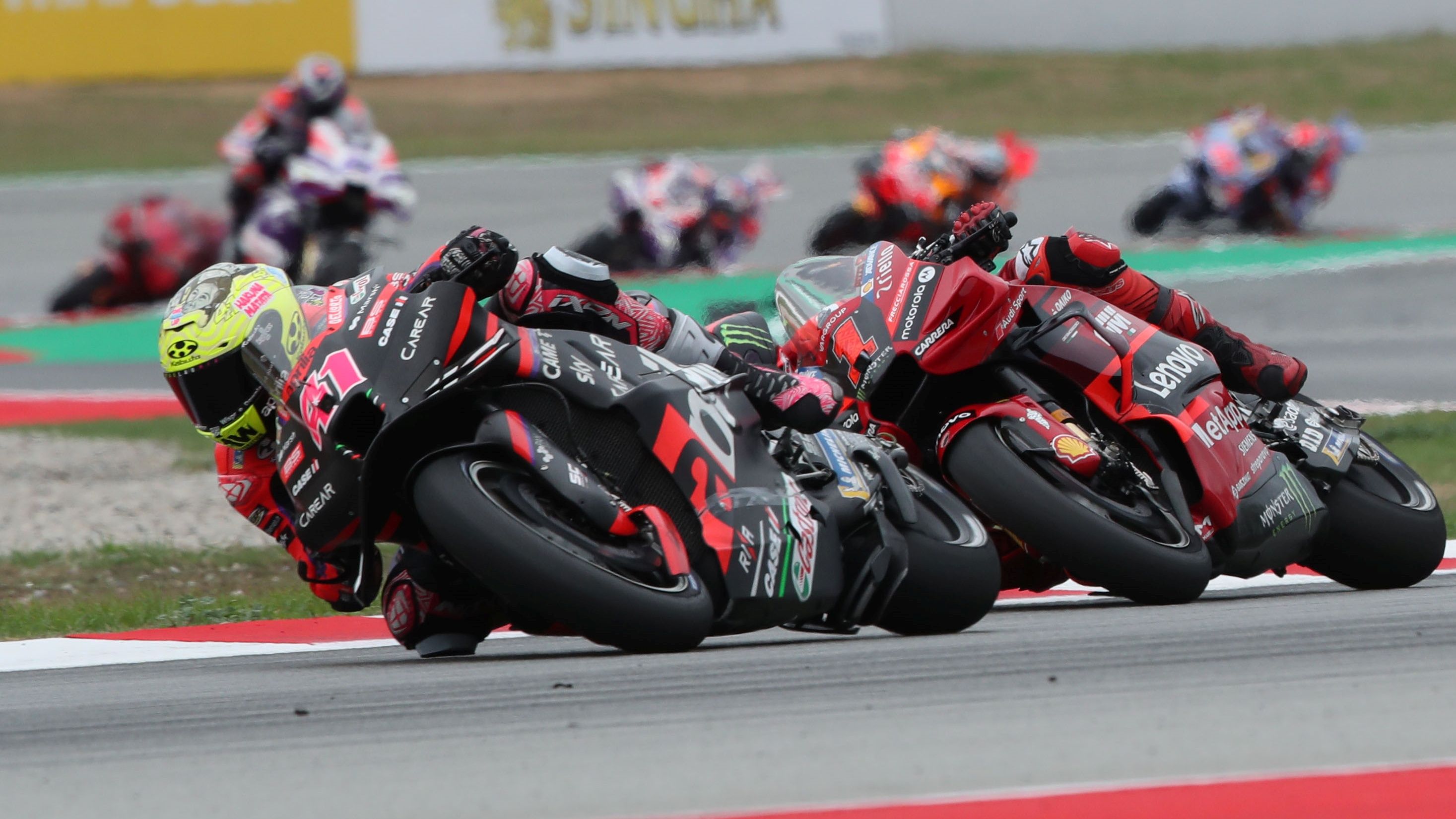 Aleix Espargaró y Pecco Bagnaia en la carrera del pasado año en Barcelona Catalunya