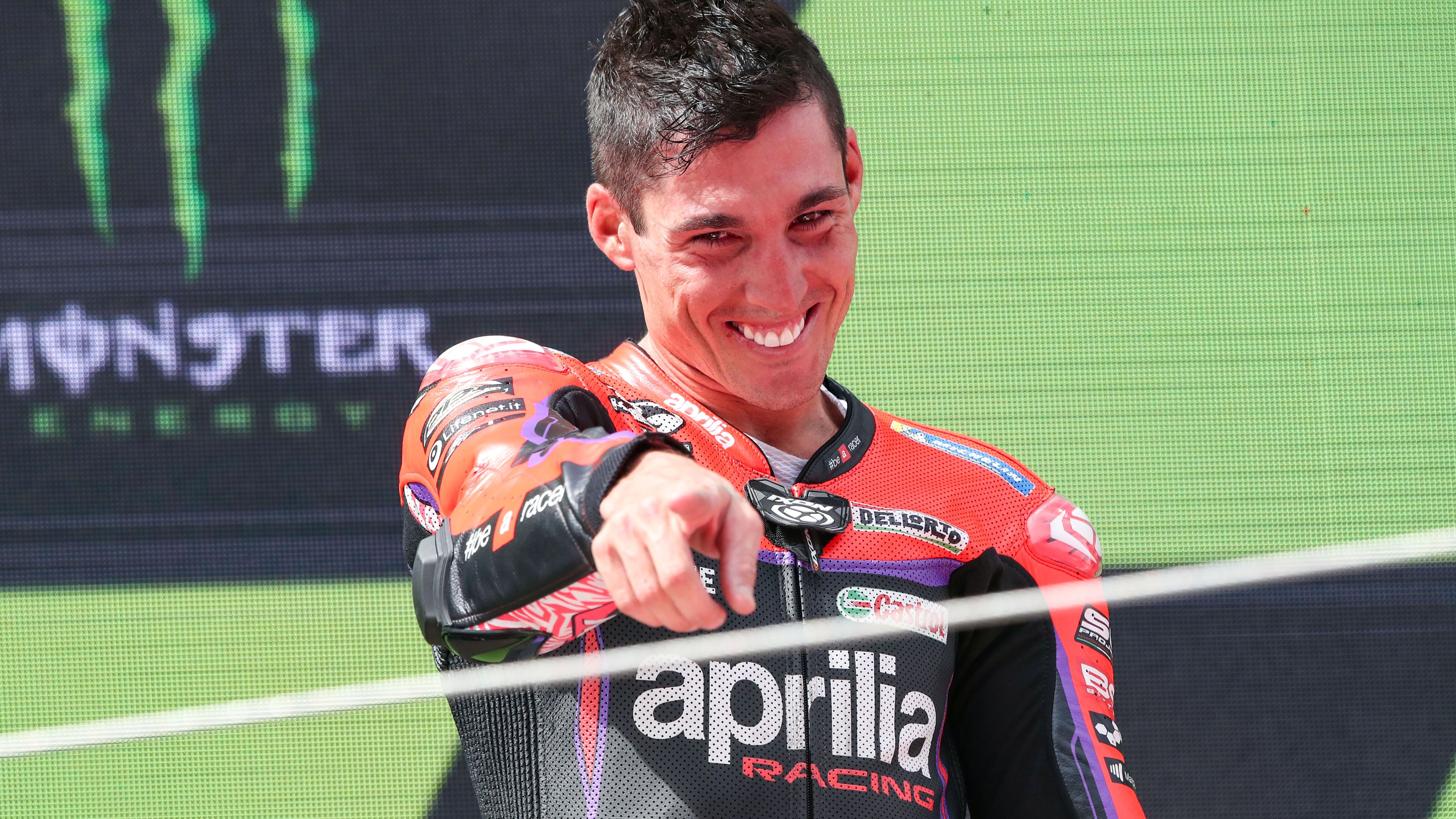 Aleix Espargaró festeja su victoria en la carrera de Catalunya de MotoGP 2023