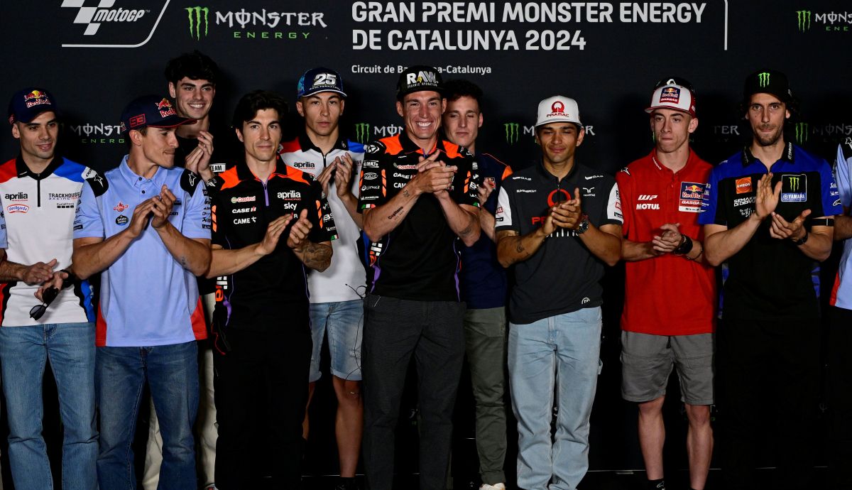 Aleix Espargaró junto a los pilotos que le han acompañado en el anuncio de su retirada Aleix Espargaró junto a los pilotos que le han acompañado en el anuncio de su retirada