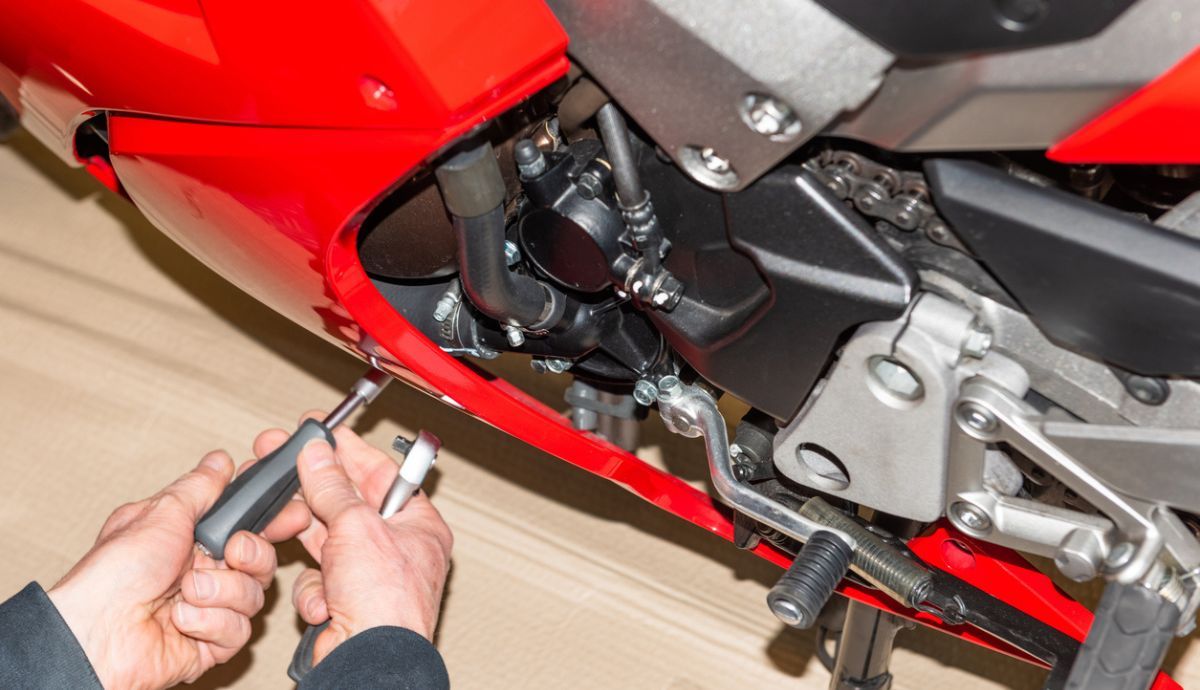 Reparar pequeñas fisuras en el carenado de la moto