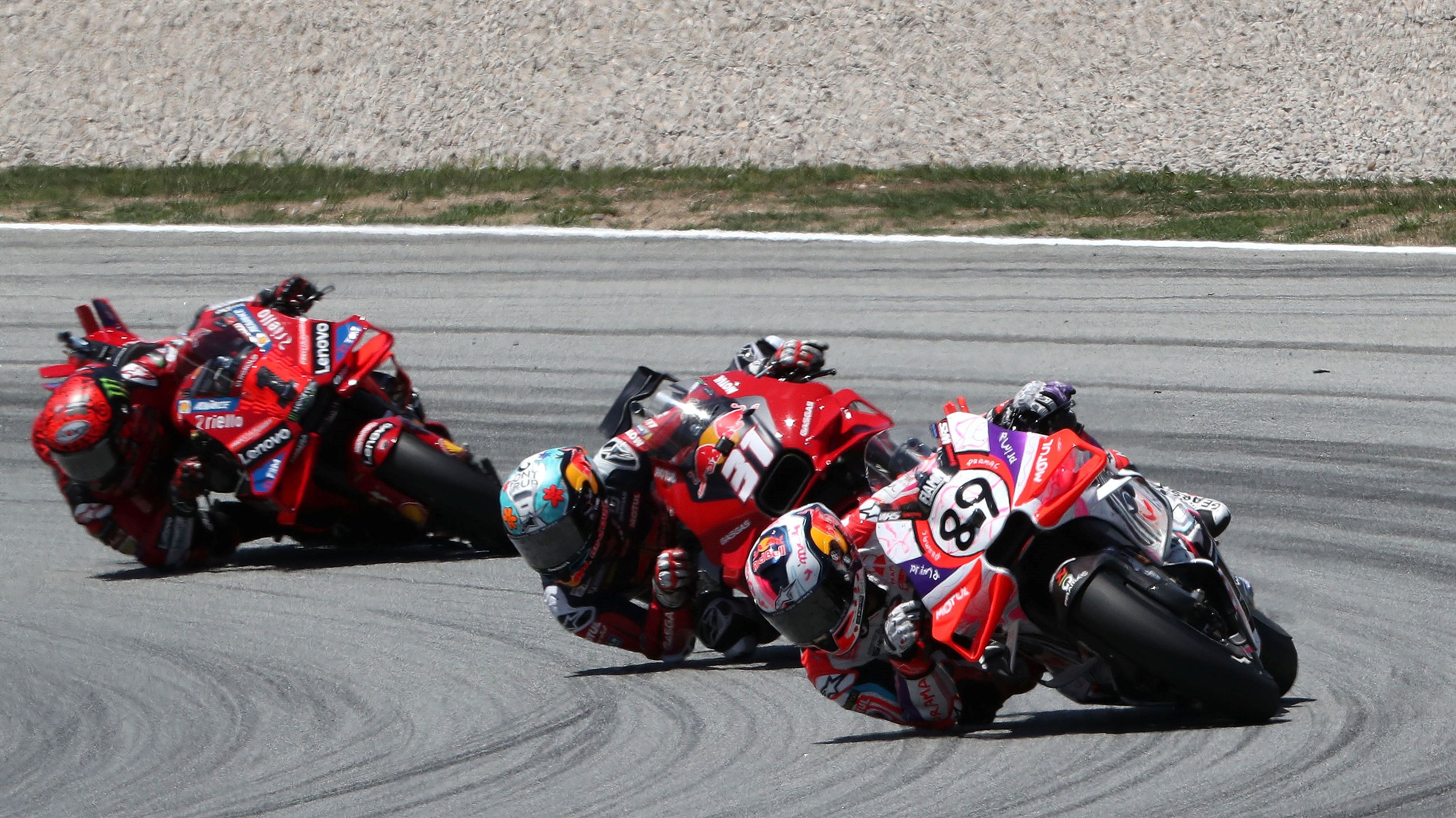 Jorge Martín lidera delante de Pedro Acosta y Pecco Bagnaia, MotoGP Catalunya 2024