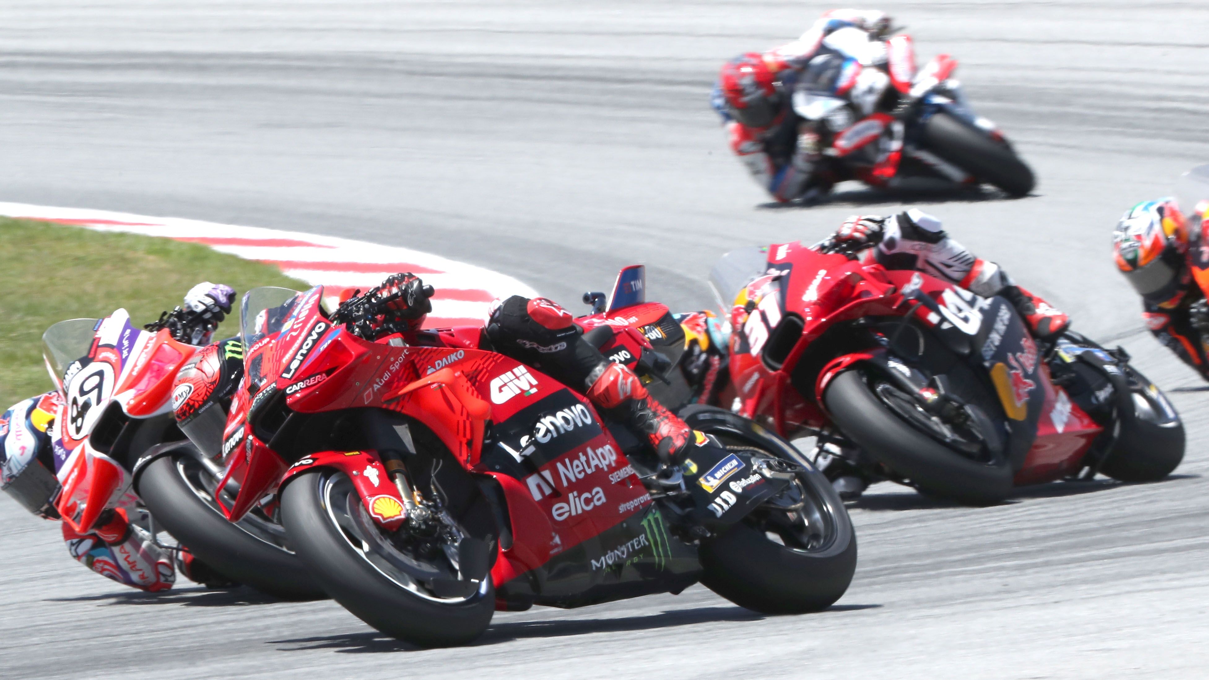 Jorge Martín se lanza al interior de Pecco Bagnaia en presencia de Pedro Acosta, MotoGP Catalunya 2024